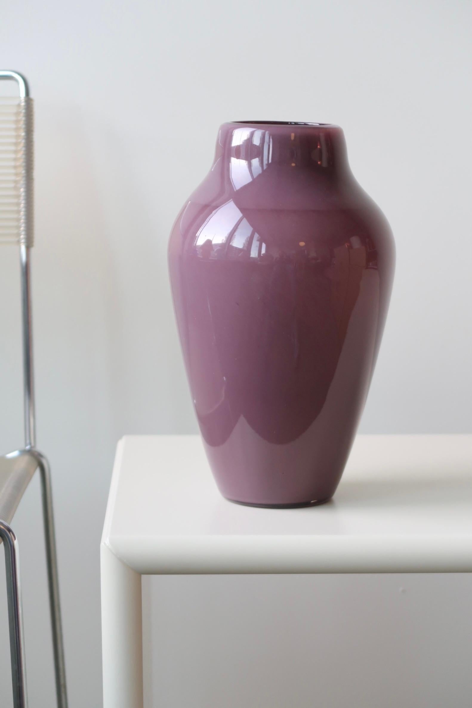 Vintage Murano glass vase in a beautiful shade of purple. Mouth-blown in a classic shape. Handmade in Italy, 1970s.

Measures: H:30 cm D:18 cm