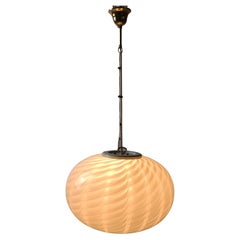 Grande lampe à suspension de Murano en verre opalin blanc tourbillonnant, Italie, années 70