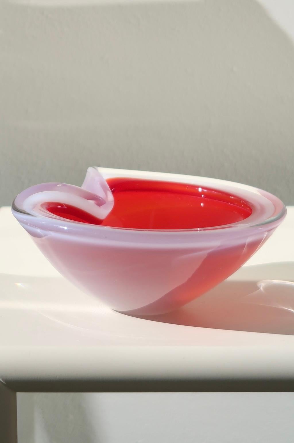 Beautiful vintage Seguso Murano glass bowl. The bowl is mouth-blown in solid opalescent glass in shades of red and white. Made in Sommerso technique - a fantastic piece of craftsmanship. Handmade in Italy, 1970s. W: 18 cm L: 16 cm.

