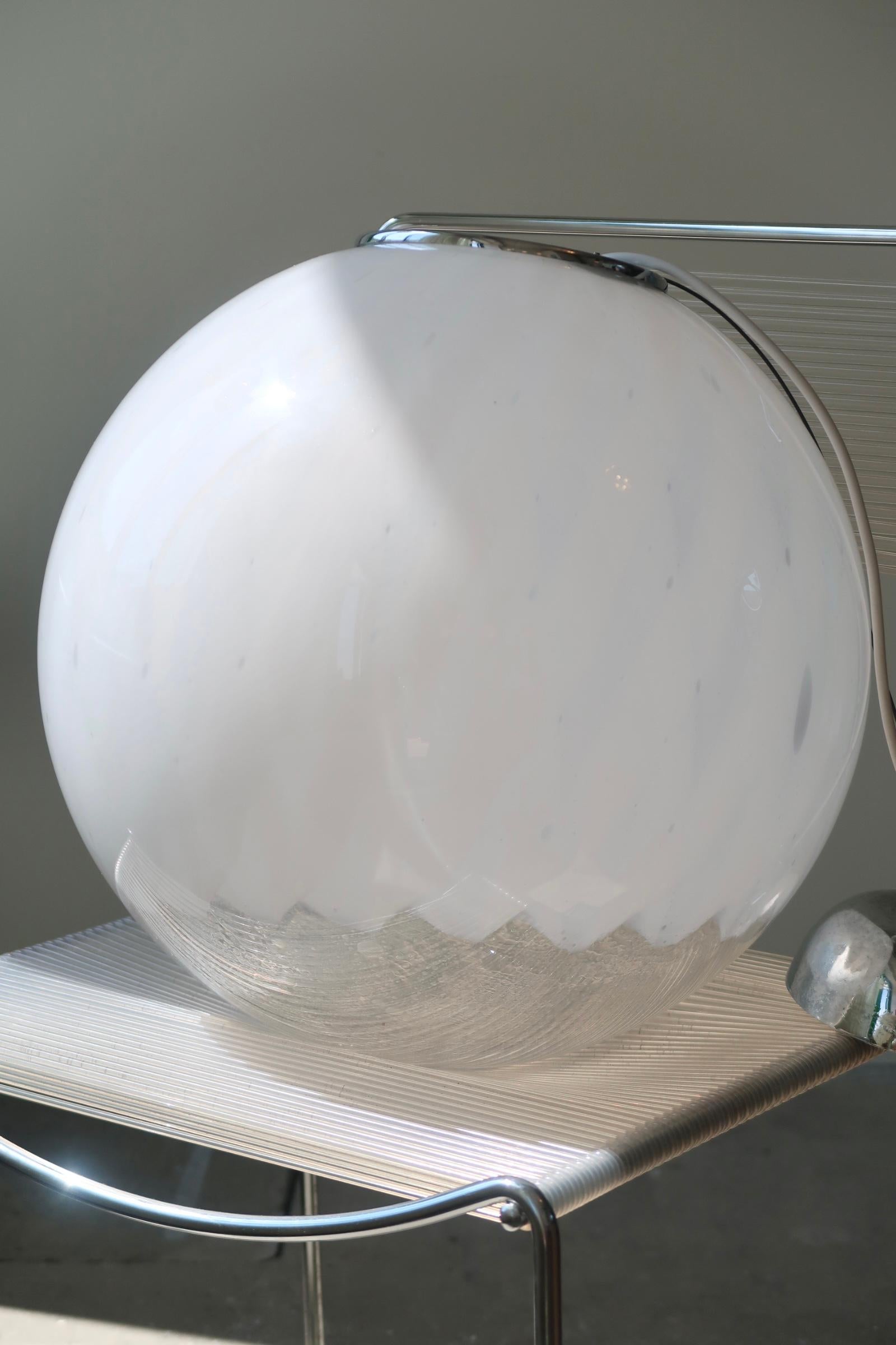 Fantastically beautiful Murano ceiling lamp in white and transparent mouth-blown glass with original silver suspension. The glass is mouth-blown in a round shape with fine bubbles and pattern. Handmade in Italy, 1970s. Measure: D: 40 cm.