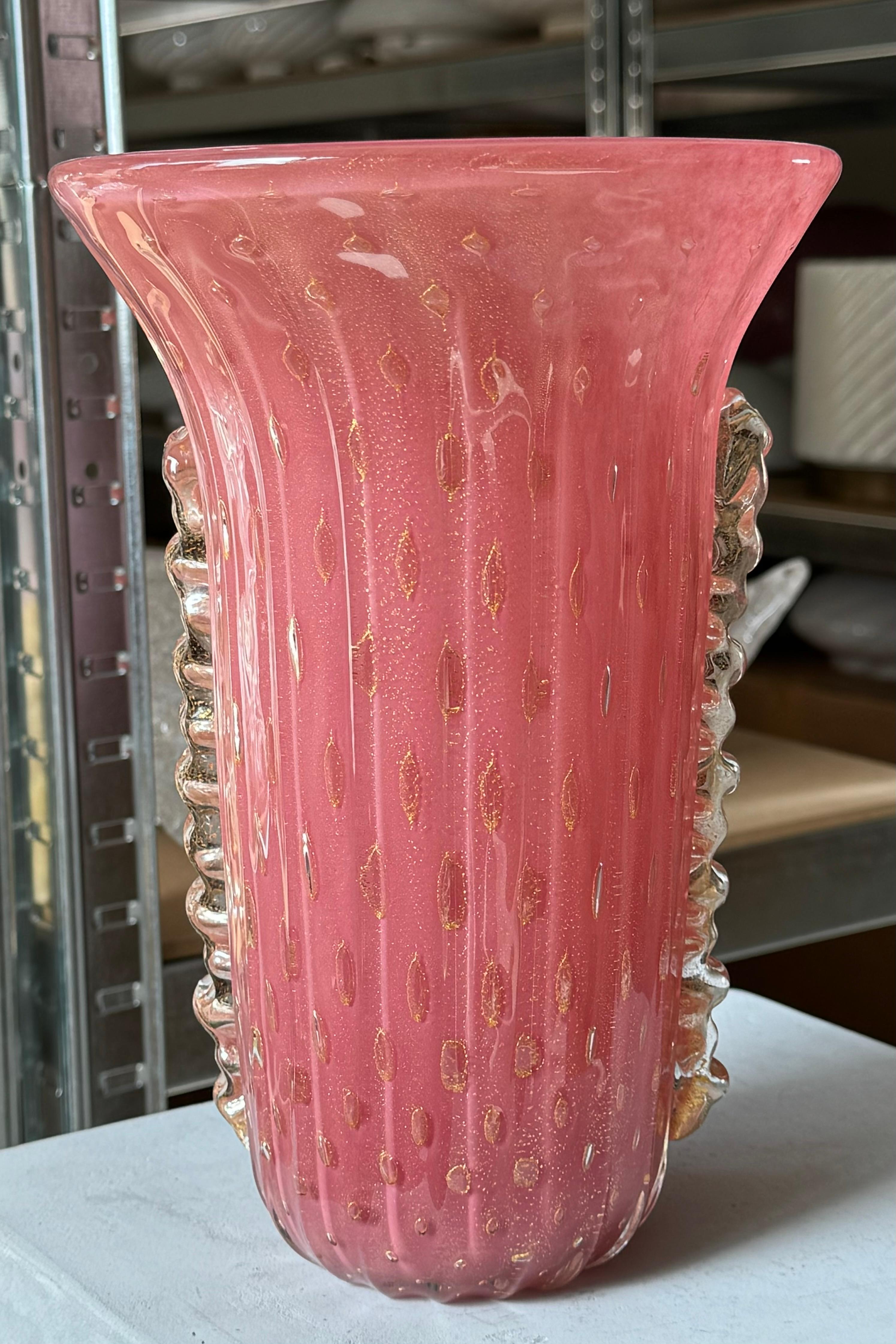 Grand vase vintage en verre de Murano dans une belle teinte rose. Soufflé à la bouche, de forme ronde, avec des ornements en verre de cristal avec des feuilles d'or. Fabriqué à la main en Italie, années 1990. Signé COSE belle rare, fabriqué en
