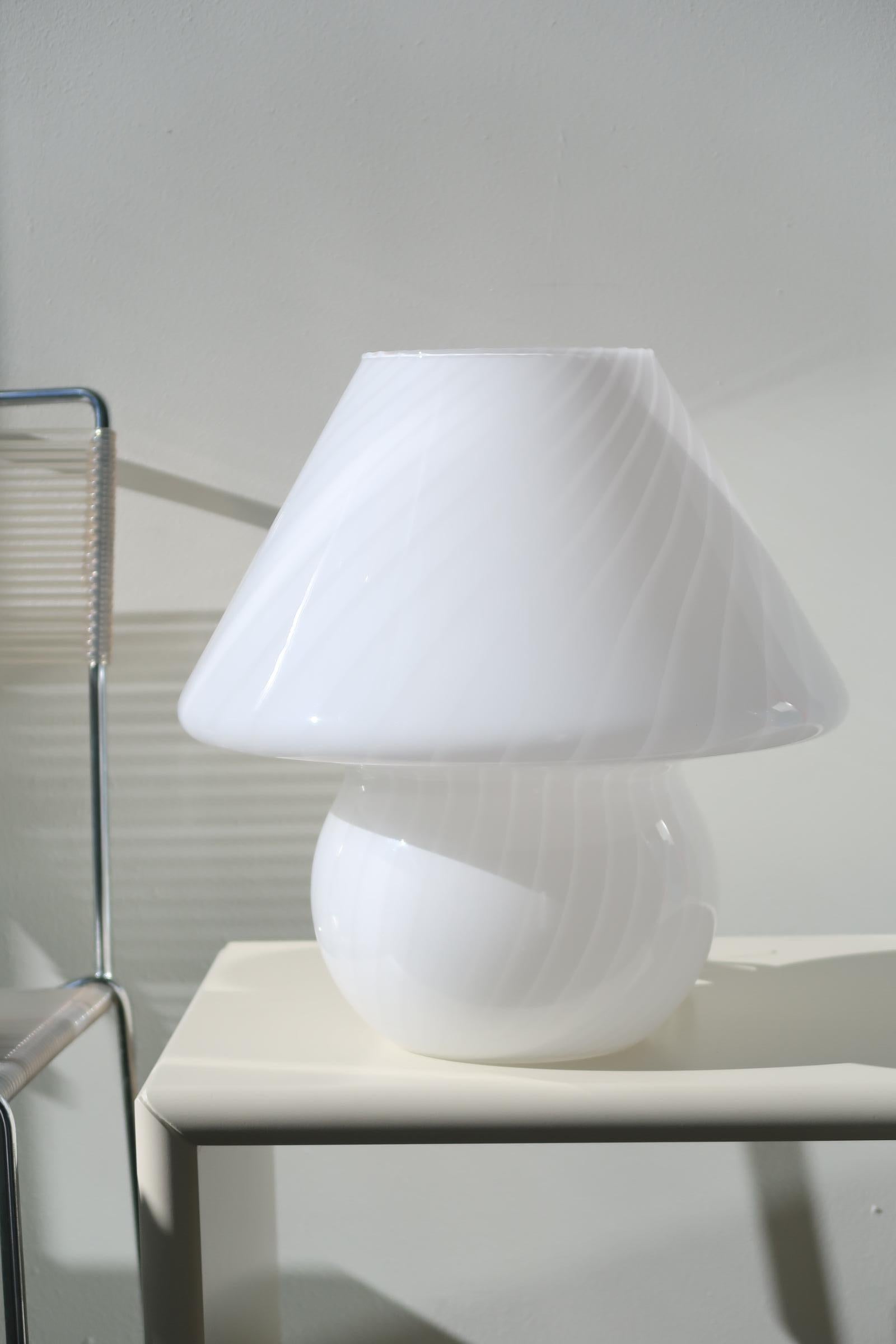 Large Vintage Murano White Swirl Mushroom Lamp In Good Condition For Sale In Copenhagen, DK