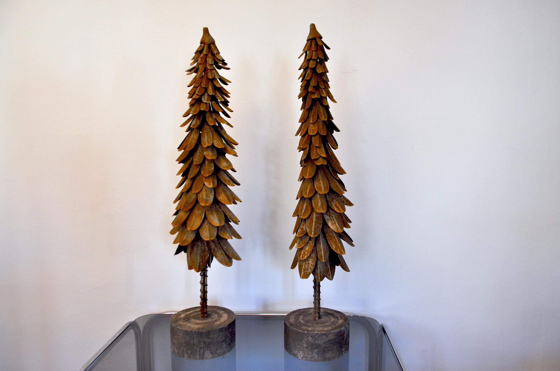 Sehr schönes Paar schmiedeeiserne Skulpturen in Form von Pilzen, italienischer Herkunft, 1970 Metallskulptur und Holzsockel Sehr schöne Dekorationsobjekte.
 