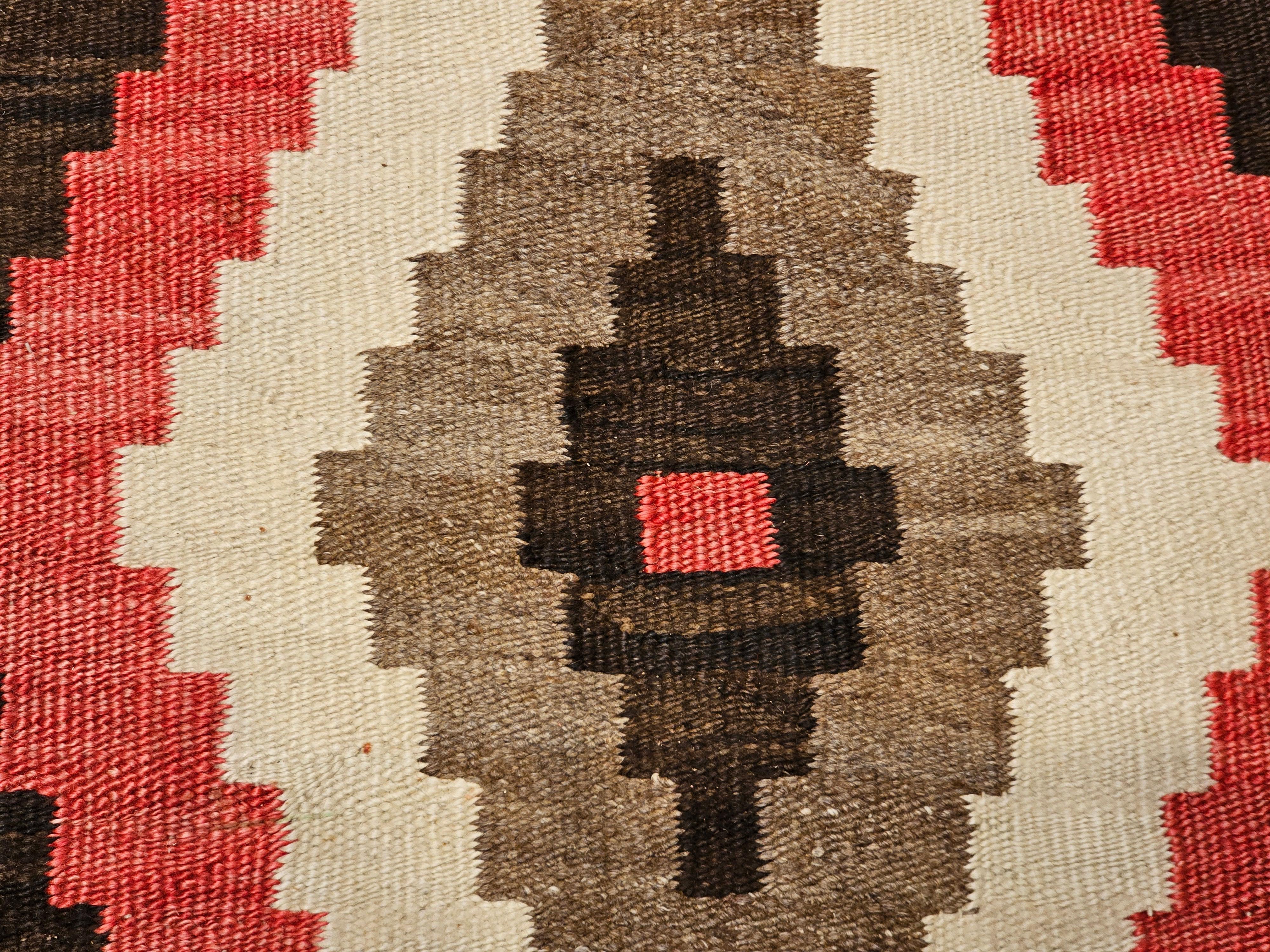 20ième siècle Tapis Navajo vintage d'Amérique du Nord à motif Eye Dazzler en blanc, rouge et Brown en vente