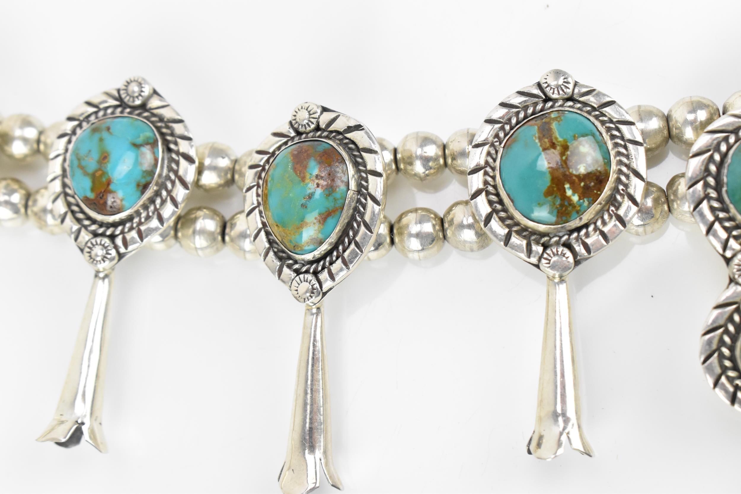 Américain  Grand collier Navajo vintage à fleurs de couronnes en argent et turquoise en vente