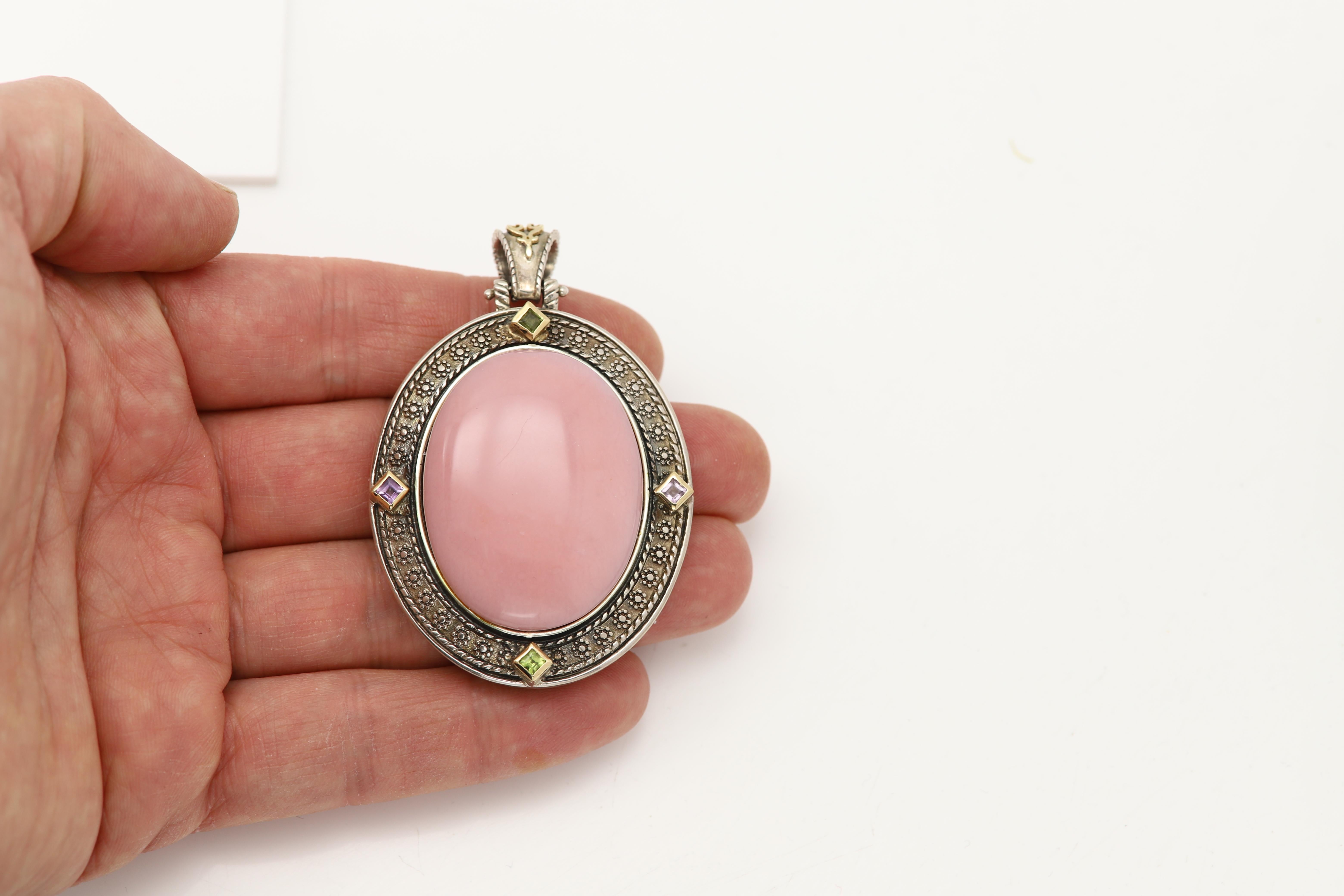 Ciondolo in stile antico/gotico
Opale rosa grande Nature
Argento 925, 38 grammi, 
con piccole pietre naturali di ametista e peridoto,
con ornamenti in oro giallo 18 carati 
Dimensioni del ciondolo: 50 mm X 43 mm  (2' Pollici di altezza)
(pietra