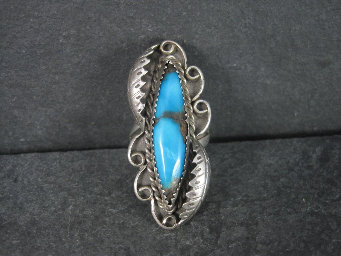 Cette magnifique bague en turquoise Navajo est réalisée dans un style traditionnel.
Il est en argent sterling. La turquoise est naturelle.

La face de cette bague mesure 3/4 de pouce d'est en ouest et 1 3/4 de pouce du nord au sud.
Taille :