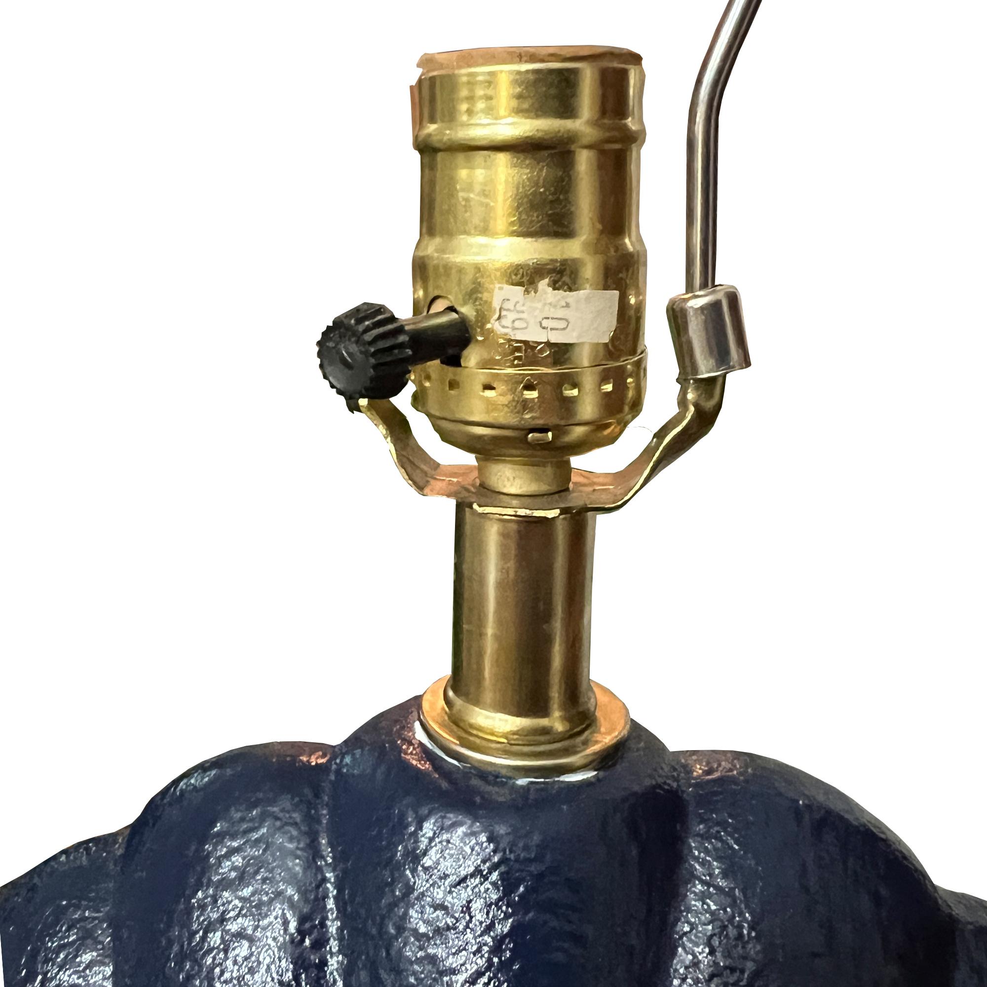 Large Vintage Navy Hollywood Regency Navy Blue Seashell Motif Table Lamp In Good Condition For Sale In Oklahoma City, OK