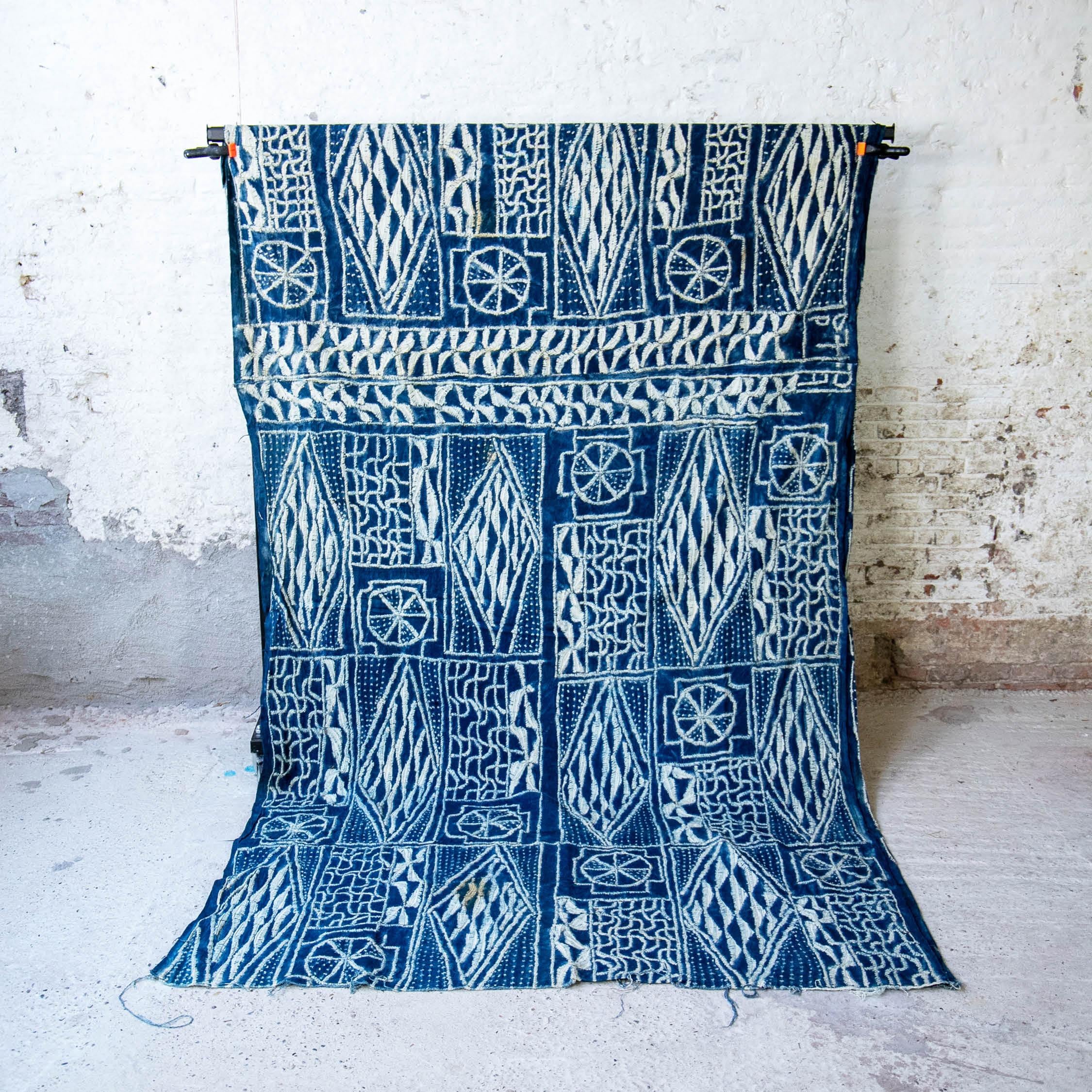 Großes Vintage 'Ndop' Indigotuch oder Textil Mitte 20. C. oder früher   (Kamerunisch) im Angebot