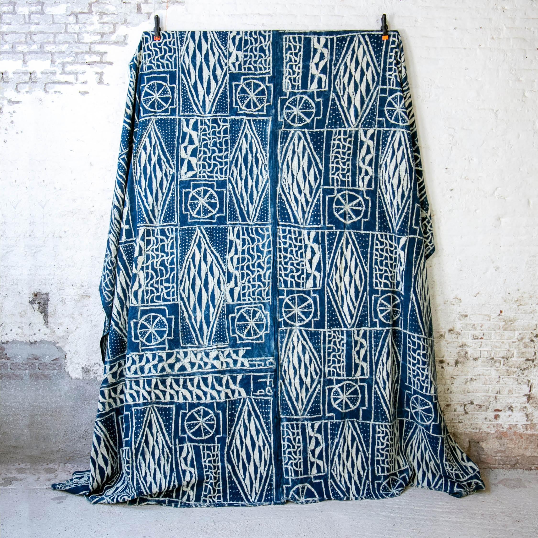 Großes Vintage 'Ndop' Indigotuch oder Textil Mitte 20. C. oder früher   (Baumwolle) im Angebot