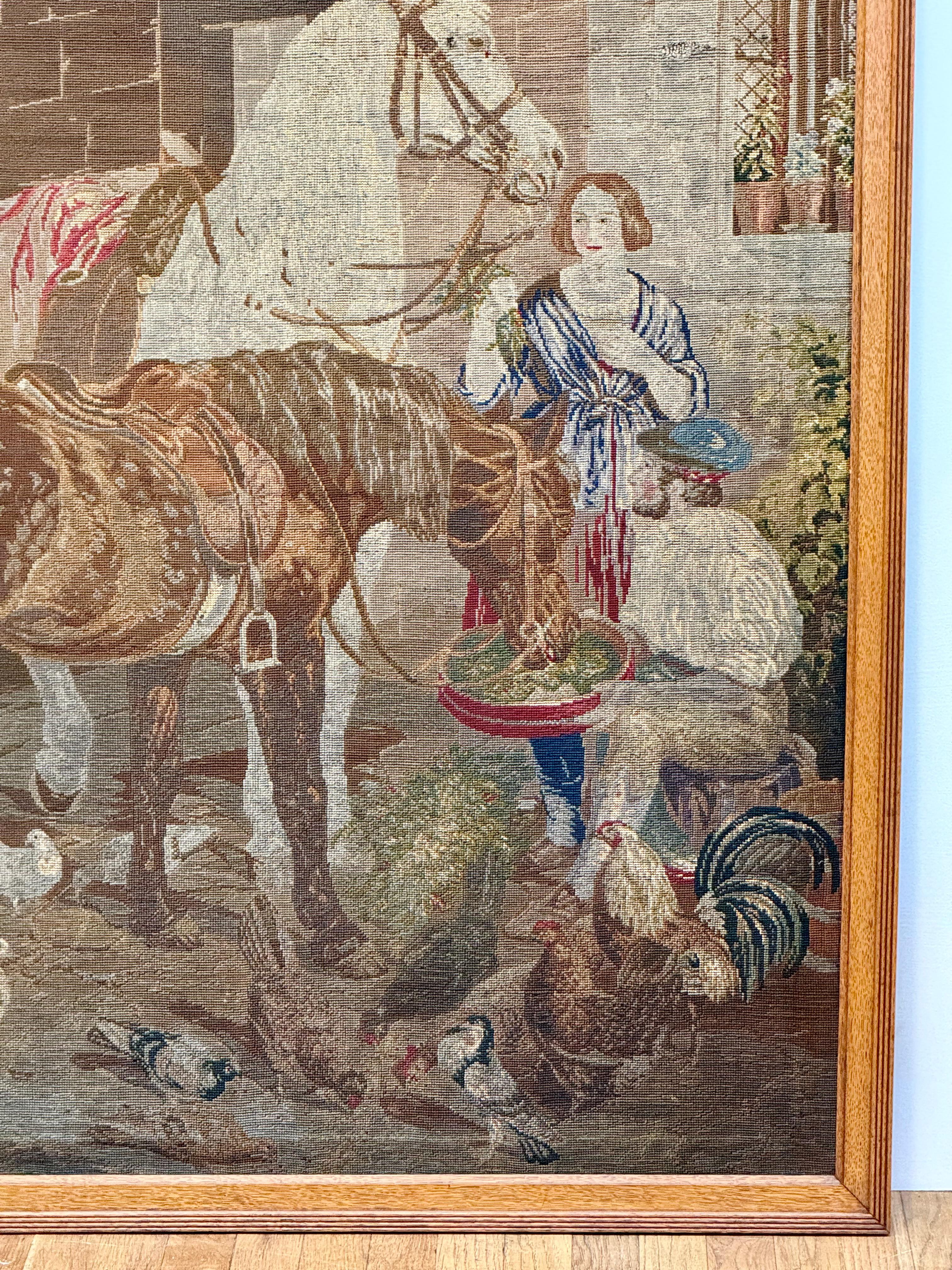Große Vintage Handarbeit Wandbehang in Eichenholz Rahmen - Anfang des 20. Jahrhunderts Reproduktion eines 1876 viktorianischen Szene

Verleihen Sie Ihrem Zuhause einen Hauch von historischem Charme mit diesem großen Wandbehang in