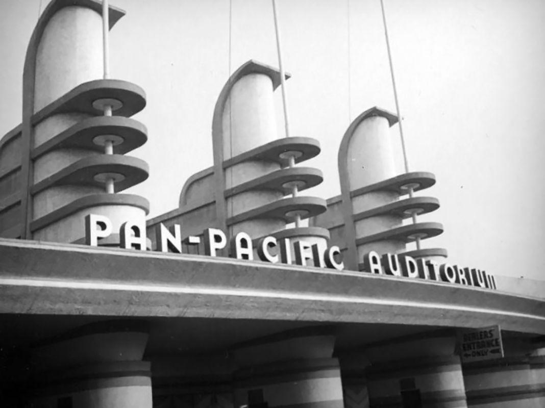 Großer neonfarbener Marquee-Brief „H“ aus dem Panamerikanischen Auditorium im Angebot 1