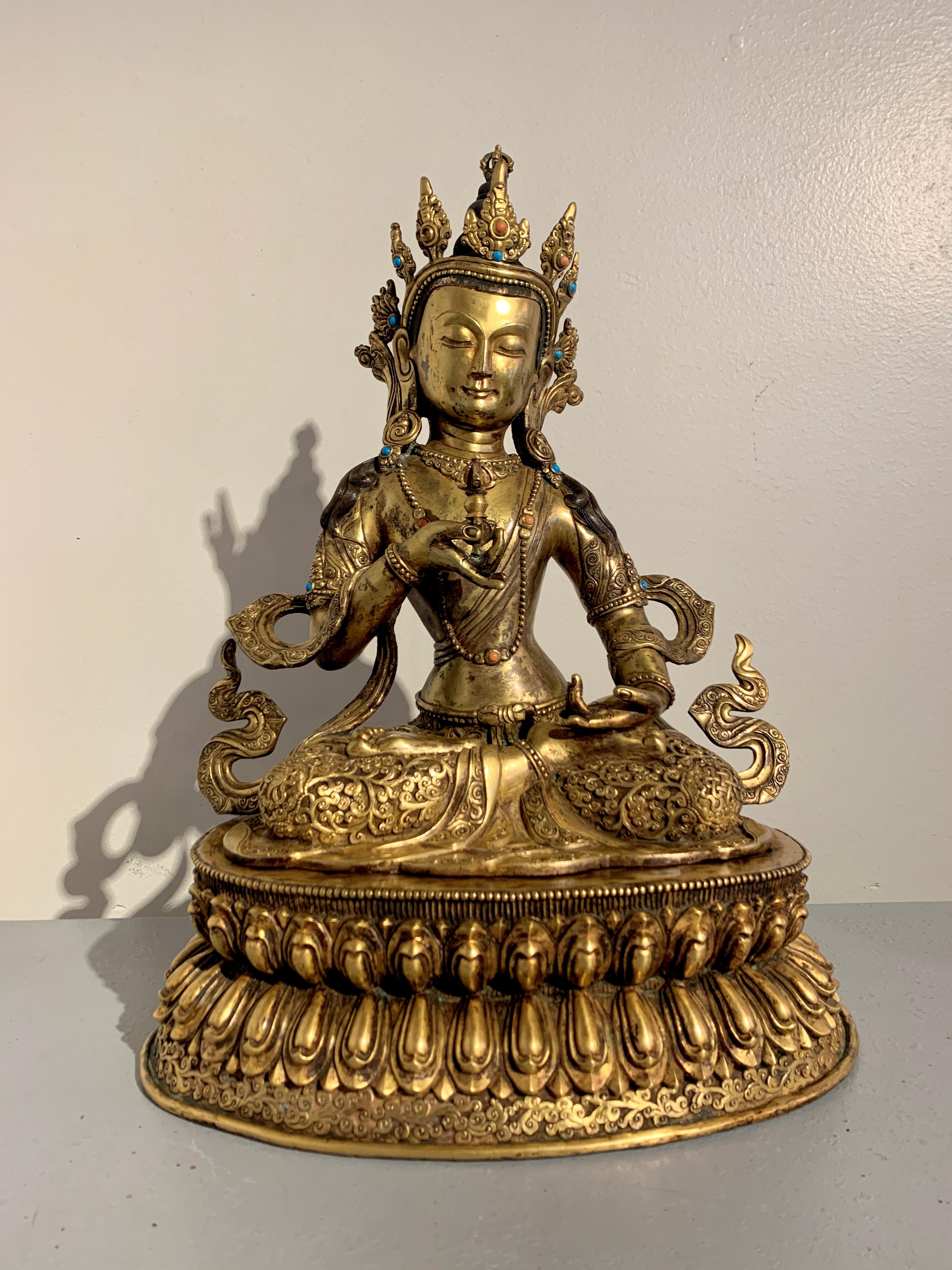 Tibétain Grand Bouddha Vajrasattva népalais vintage en bronze doré, milieu du XXe siècle en vente