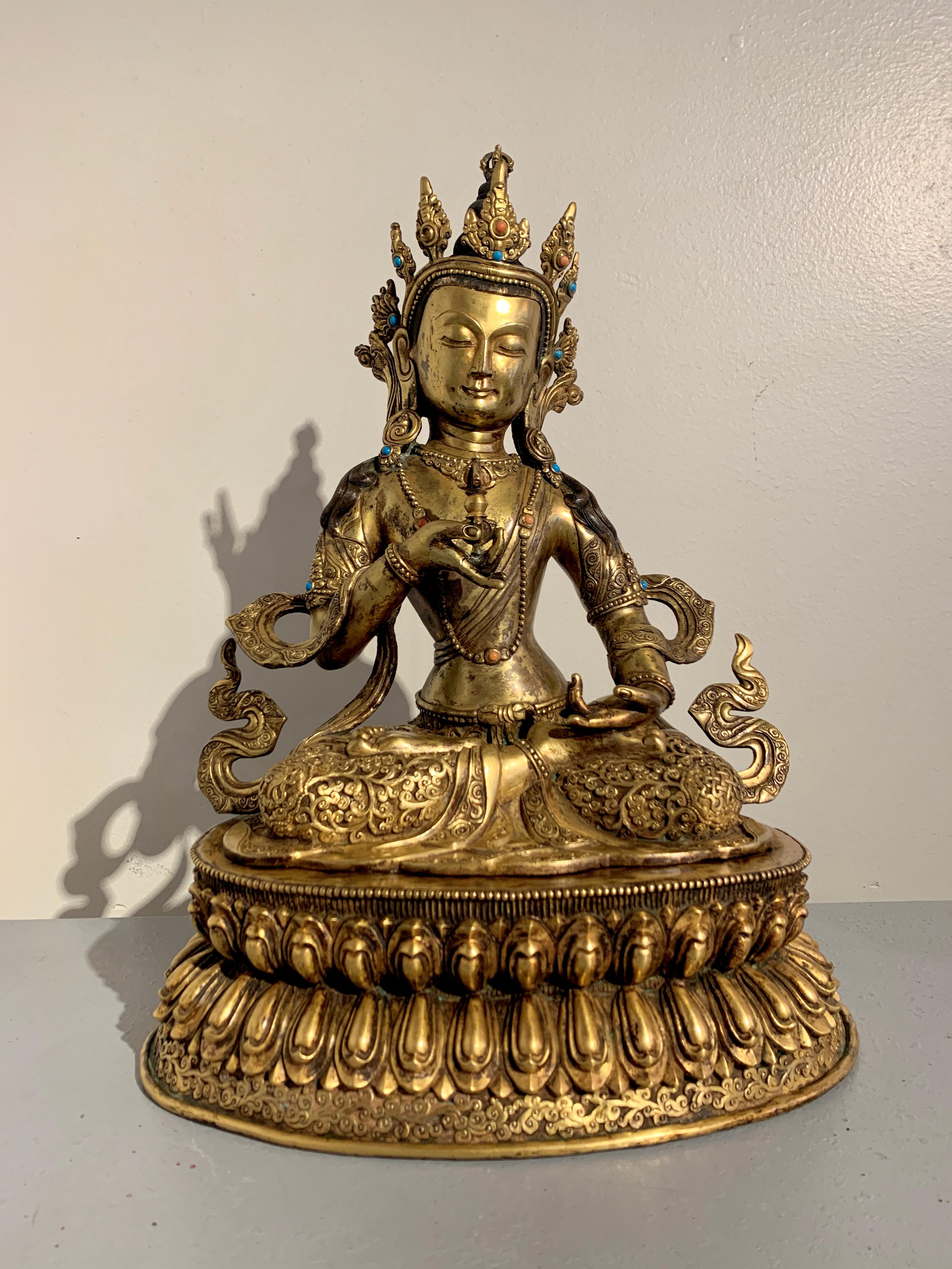 Gran buda nepalí vintage de bronce dorado Vajrasattva, mediados del siglo XX Tibetano en venta