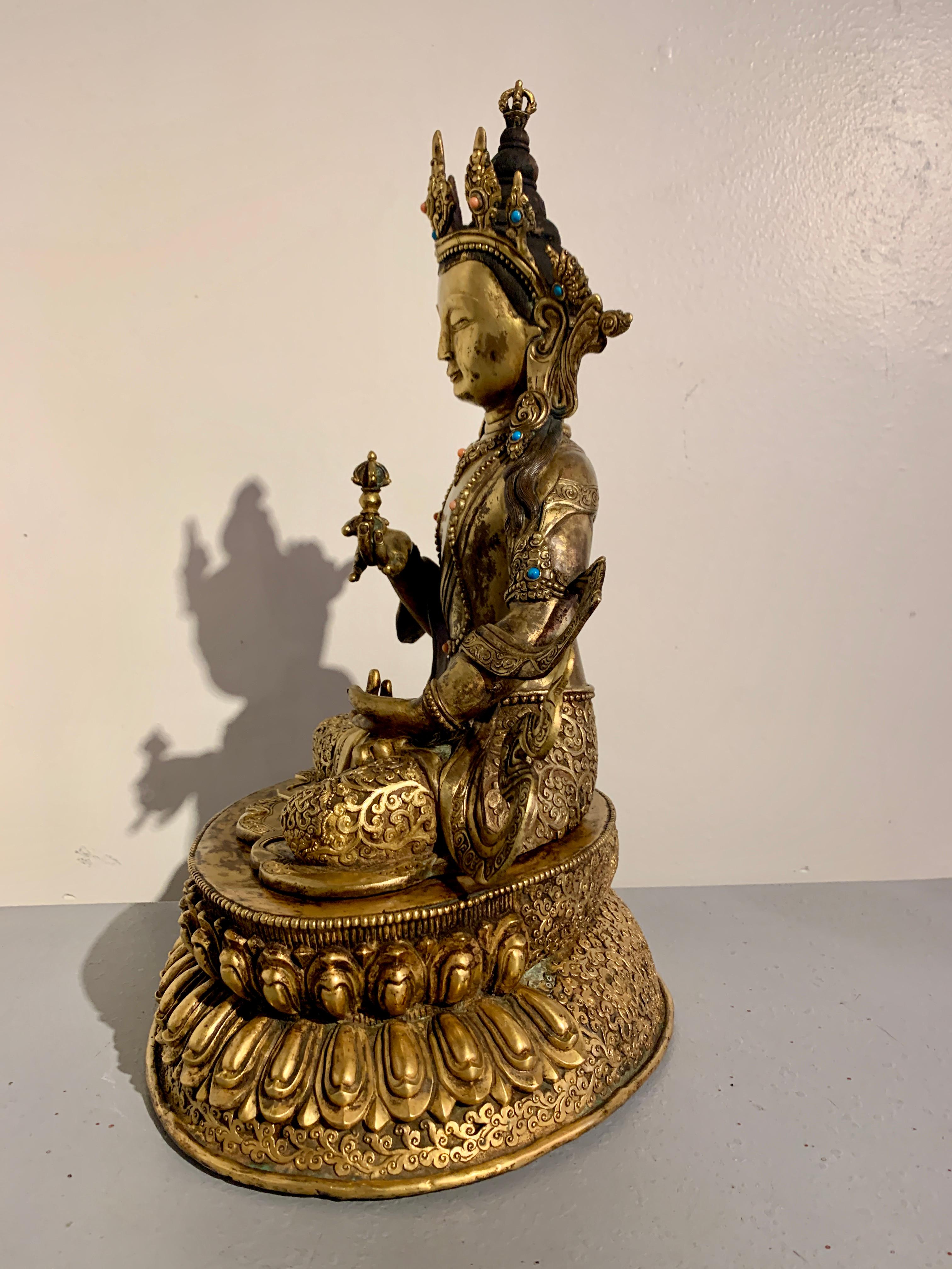 Gran buda nepalí vintage de bronce dorado Vajrasattva, mediados del siglo XX Vaciado en venta