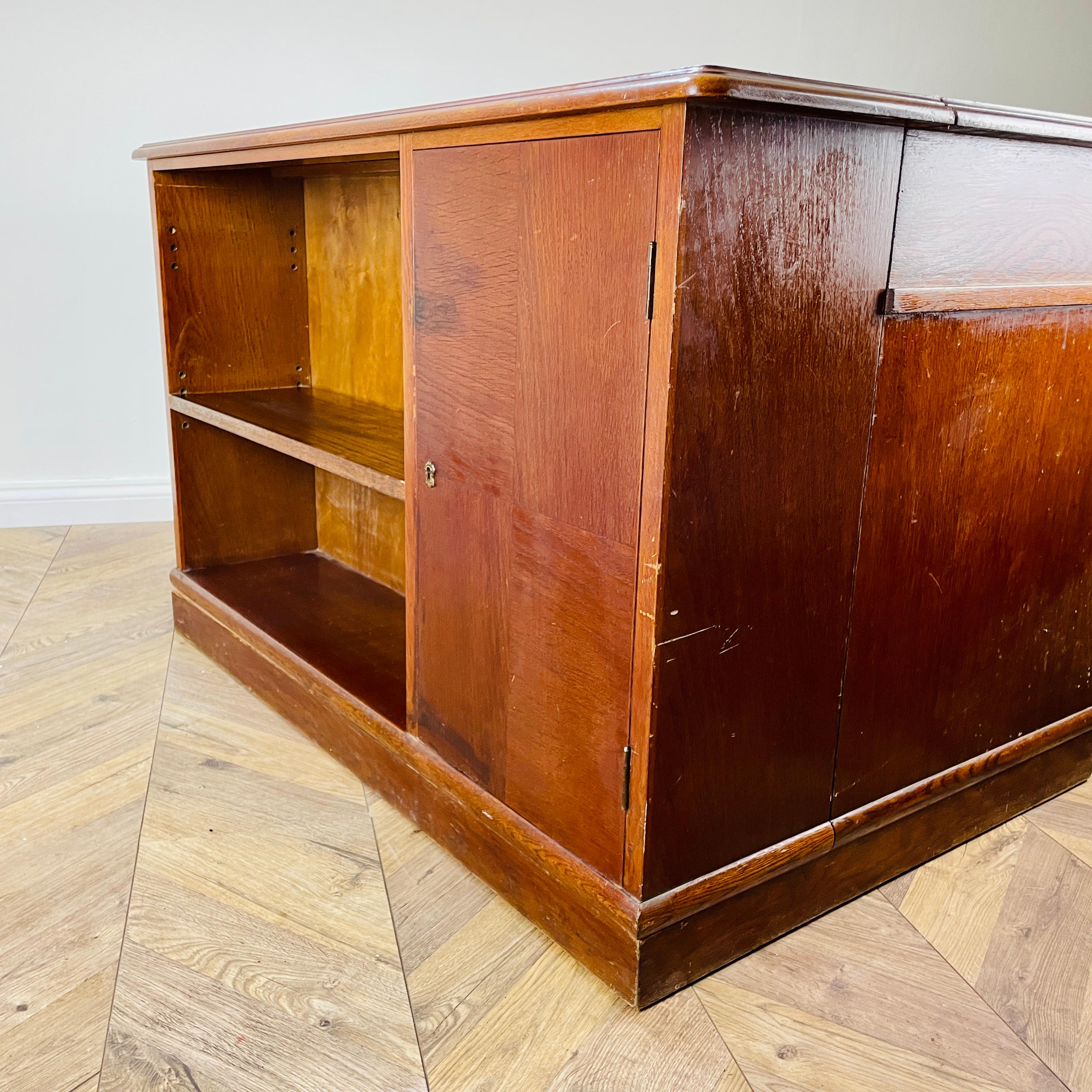 Großer Vintage-Schreibtisch aus Eichenholz, doppelseitig mit Display-End im Angebot 4
