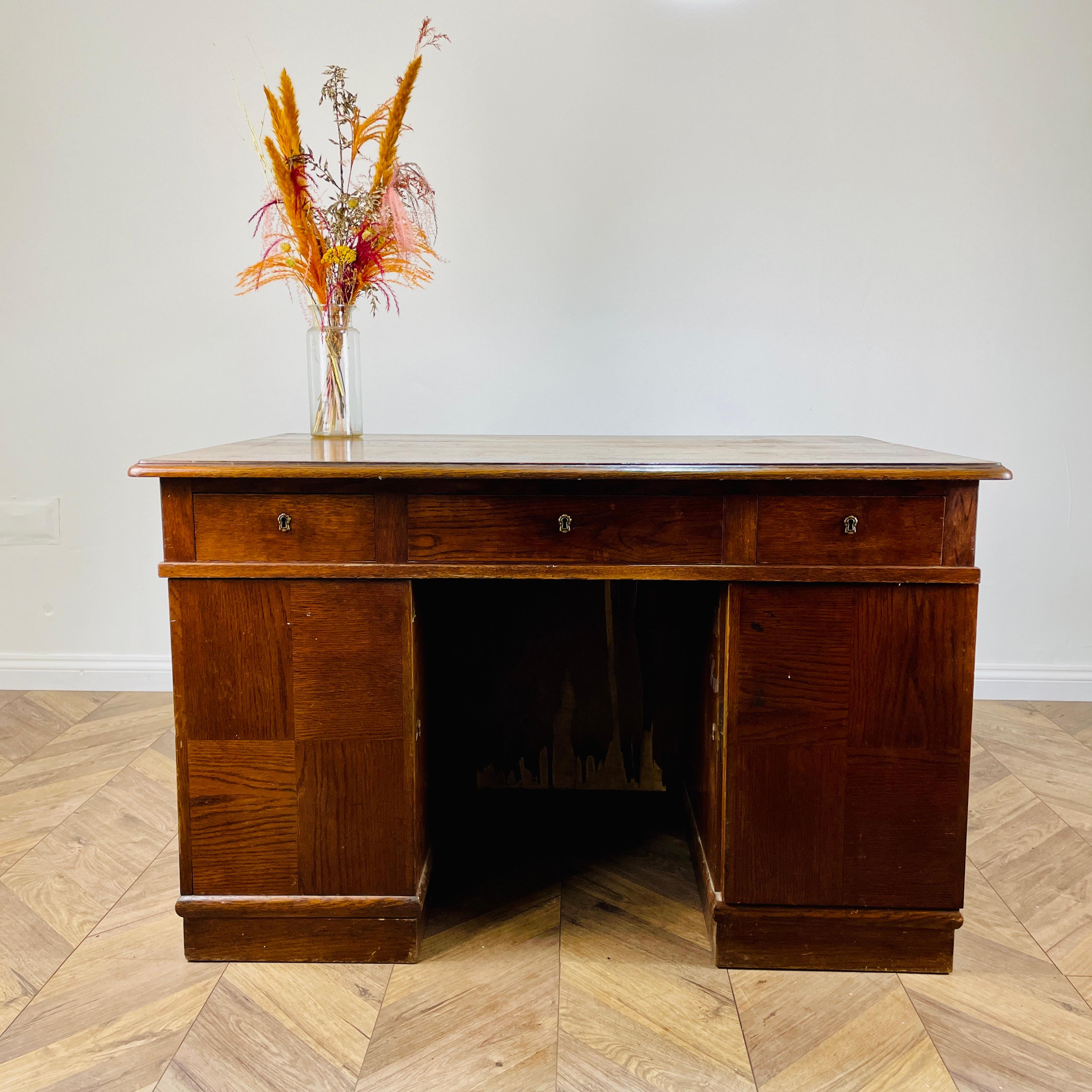 Großer Vintage-Schreibtisch aus Eichenholz, doppelseitig mit Display-End im Angebot 5