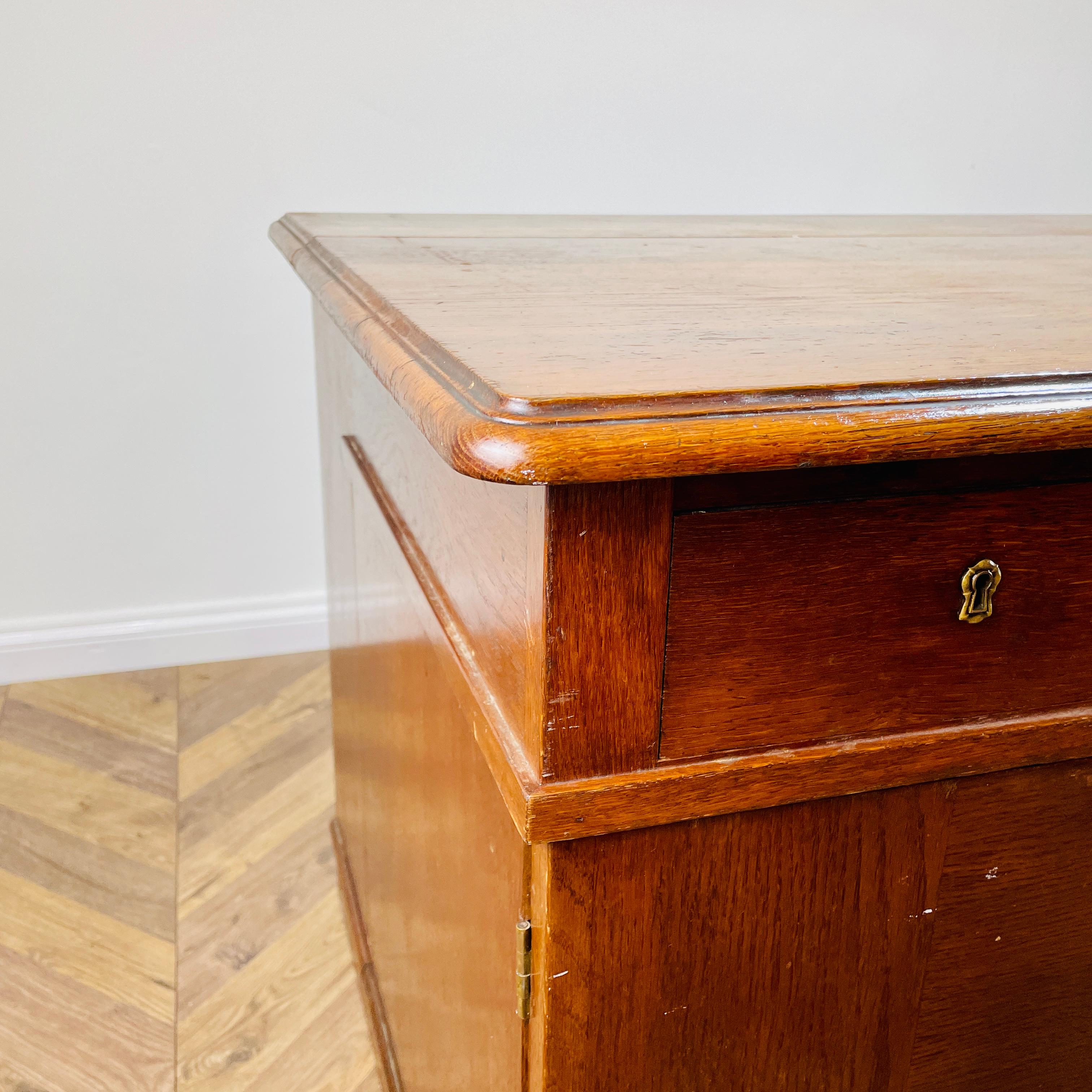 Großer Vintage-Schreibtisch aus Eichenholz, doppelseitig mit Display-End im Angebot 6