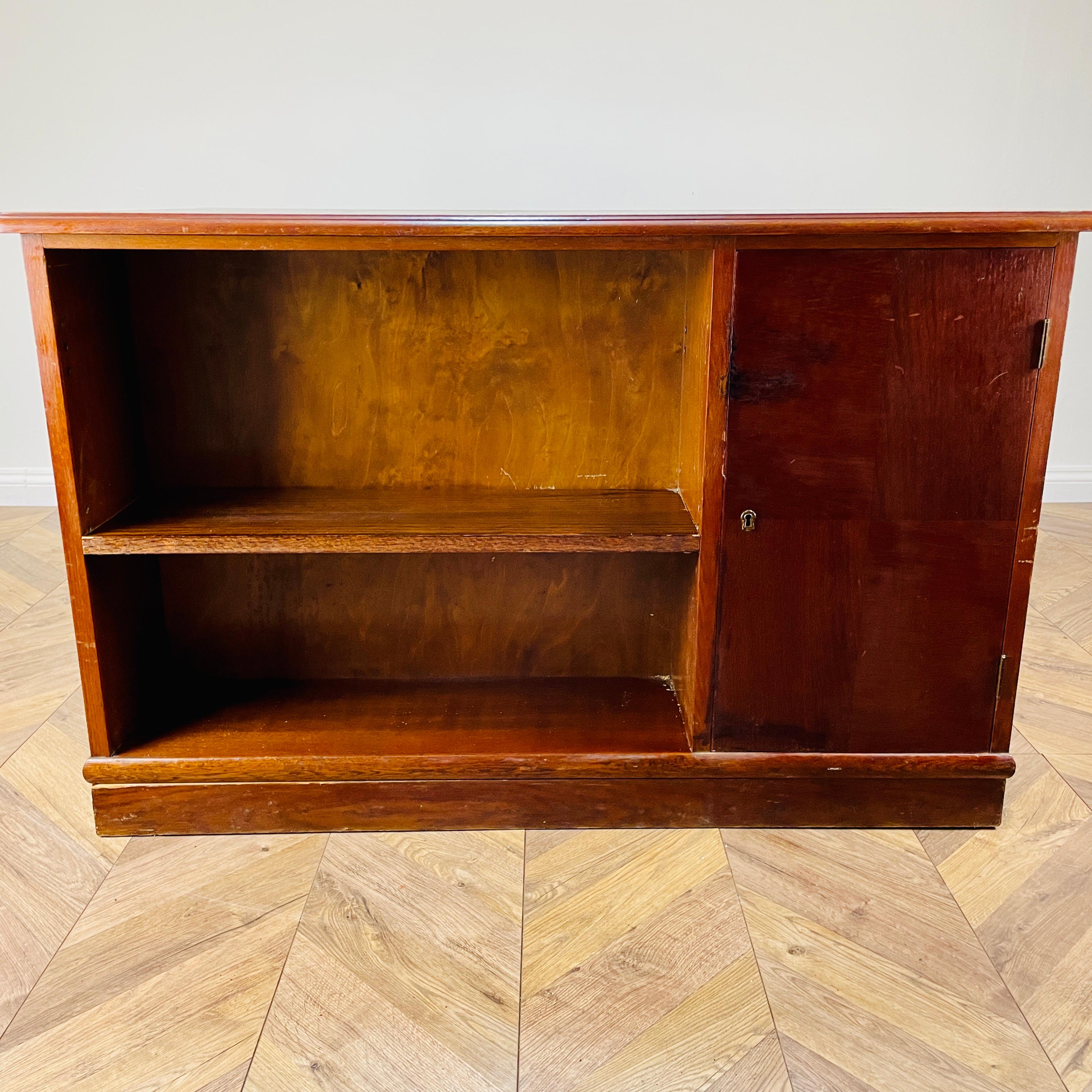 Großer Vintage-Schreibtisch aus Eichenholz, doppelseitig mit Display-End im Angebot 7