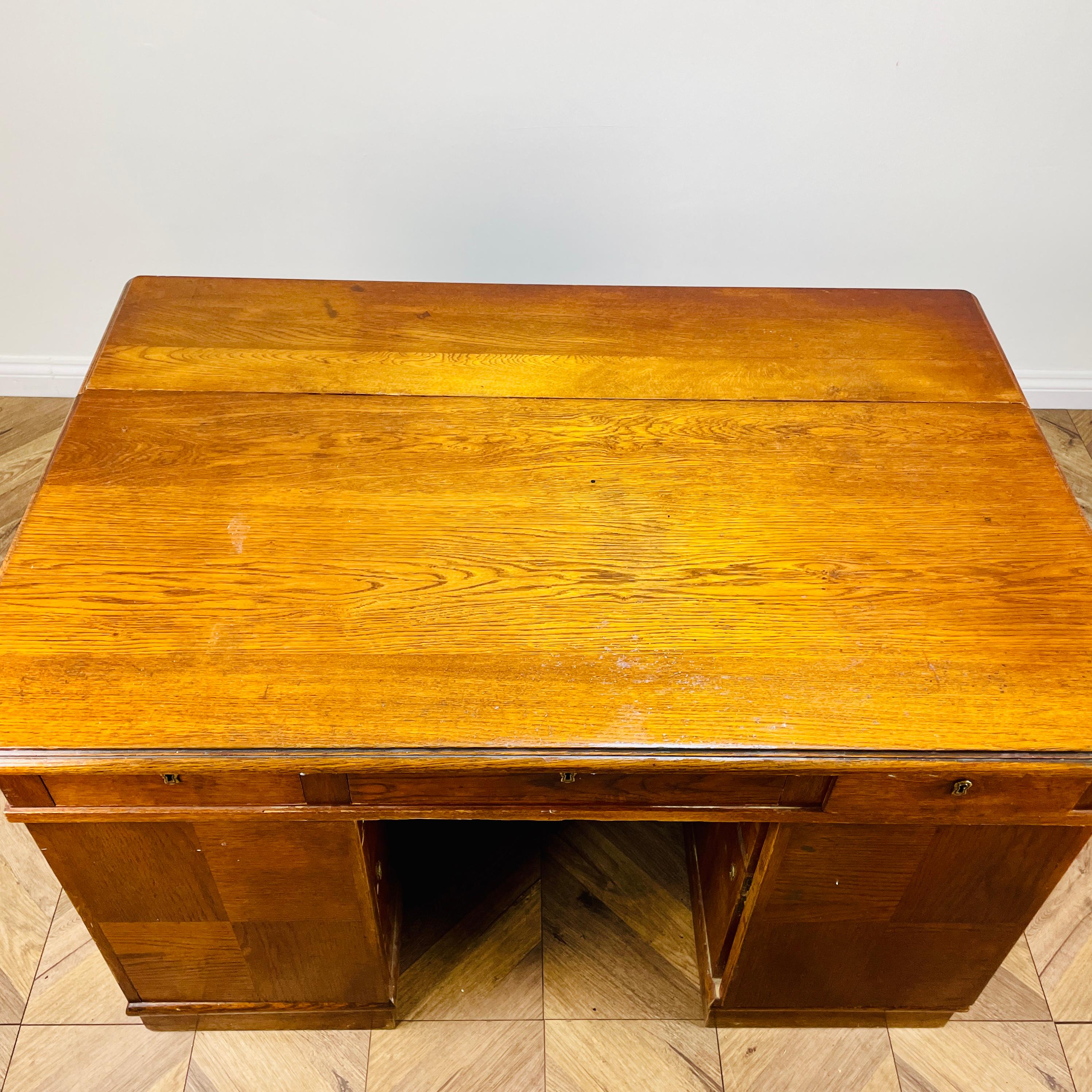 Großer Vintage-Schreibtisch aus Eichenholz, doppelseitig mit Display-End (Industriell) im Angebot