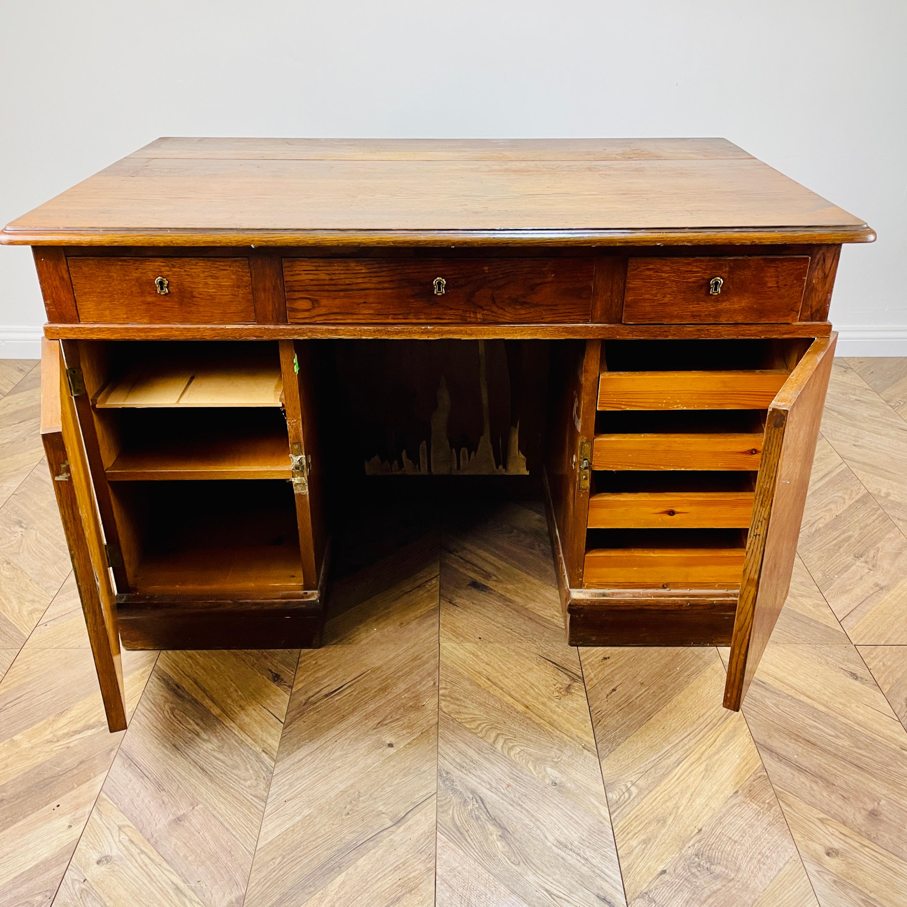 Großer Vintage-Schreibtisch aus Eichenholz, doppelseitig mit Display-End (Britisch) im Angebot