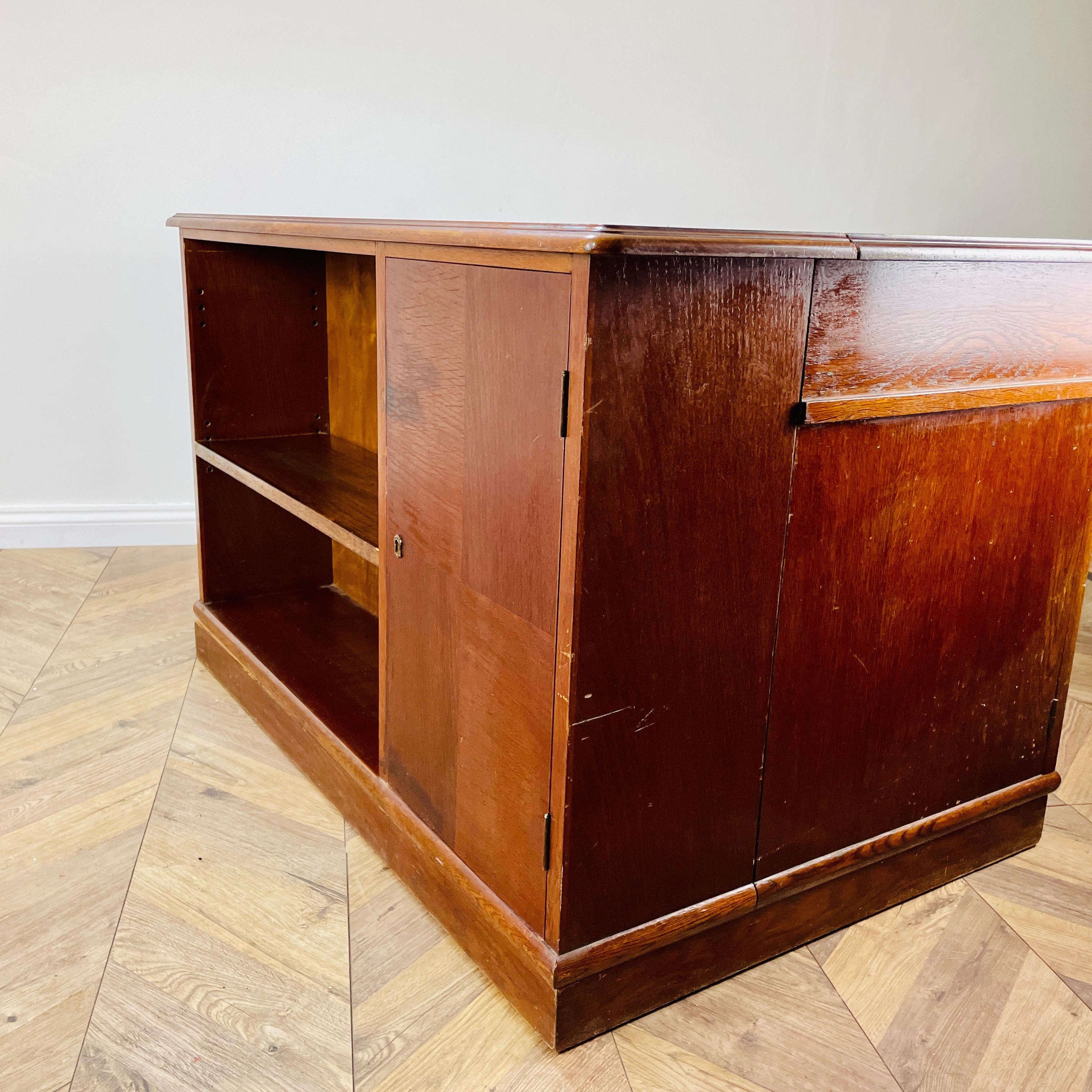 Großer Vintage-Schreibtisch aus Eichenholz, doppelseitig mit Display-End im Angebot 3