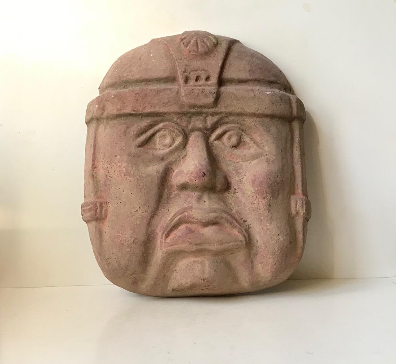 Gran Cabeza de Pared de Terracota Olmeca Vintage, México Años 70 finales del siglo XX en venta