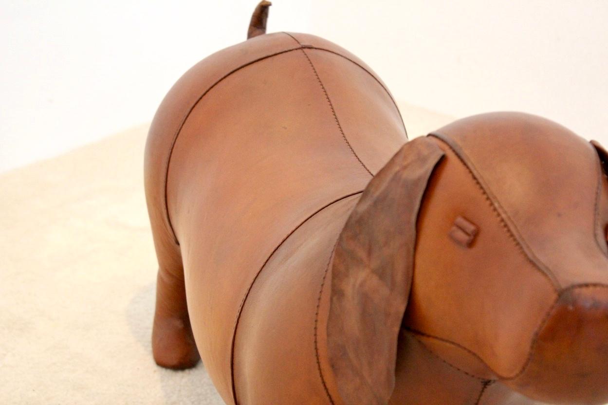 Very cute large vintage Omersa leather dog. Handmade in the UK. Used as a stool and also a great sculptural piece of art. Great coloring. Good condition in beautiful cognac brown. Nice patina with normal wear of use. Your new best friend!


 