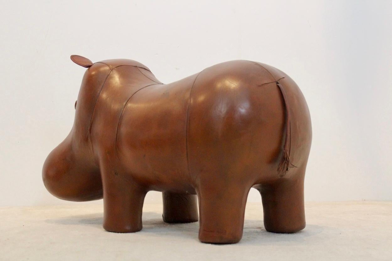 Very cute large vintage Omersa leather hippopotamus. Handmade in the UK. Used as a stool and also a great sculptural piece of art. Great coloring. Very good condition in beautiful cognac brown.

  
      