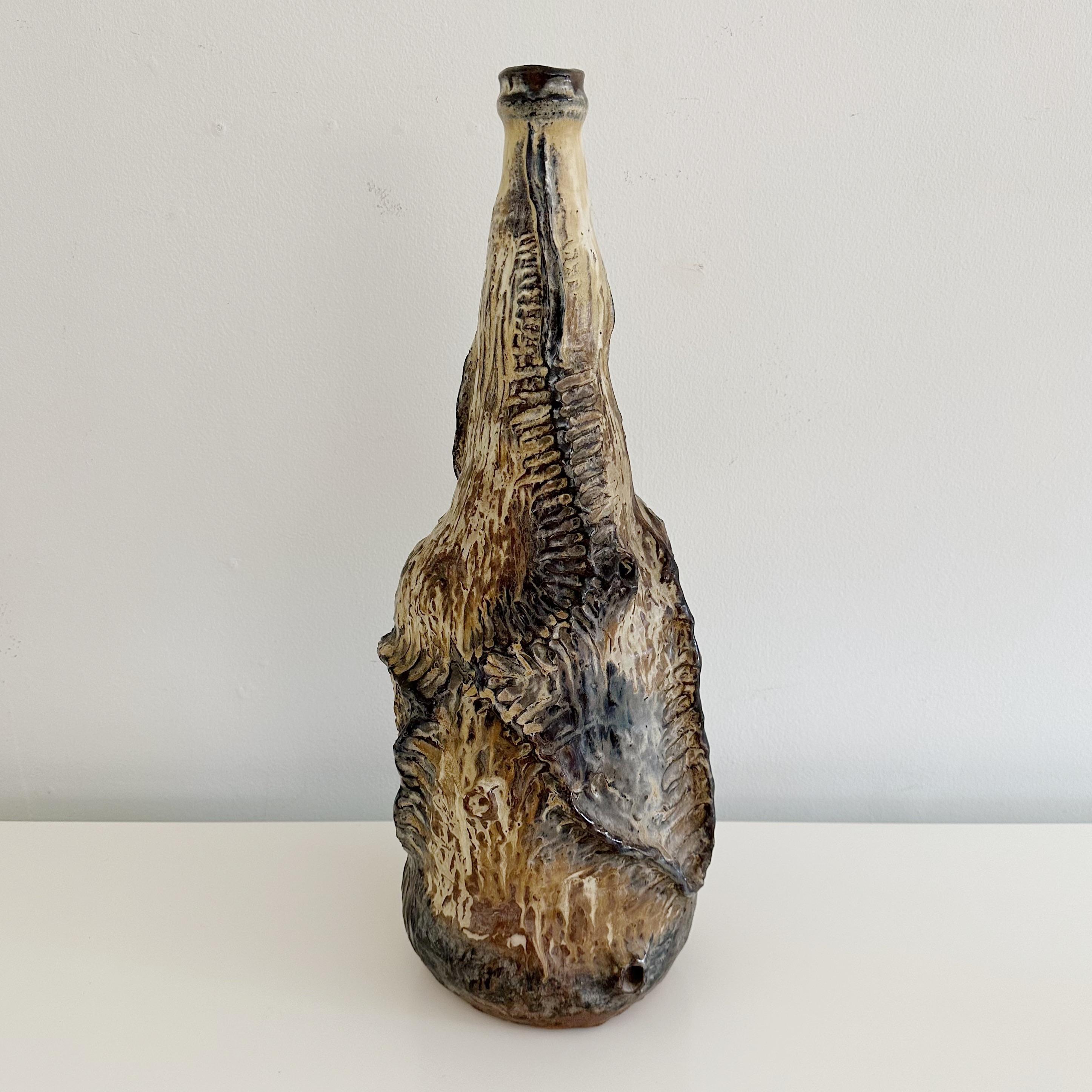 Style brutaliste grand vintage organique studio Terracotta pottery forme abstraite bottleneck vase, non signé du milieu du 20e siècle. Dans des tons organiques de brun, de crème, de tan et de terre d'ombre.