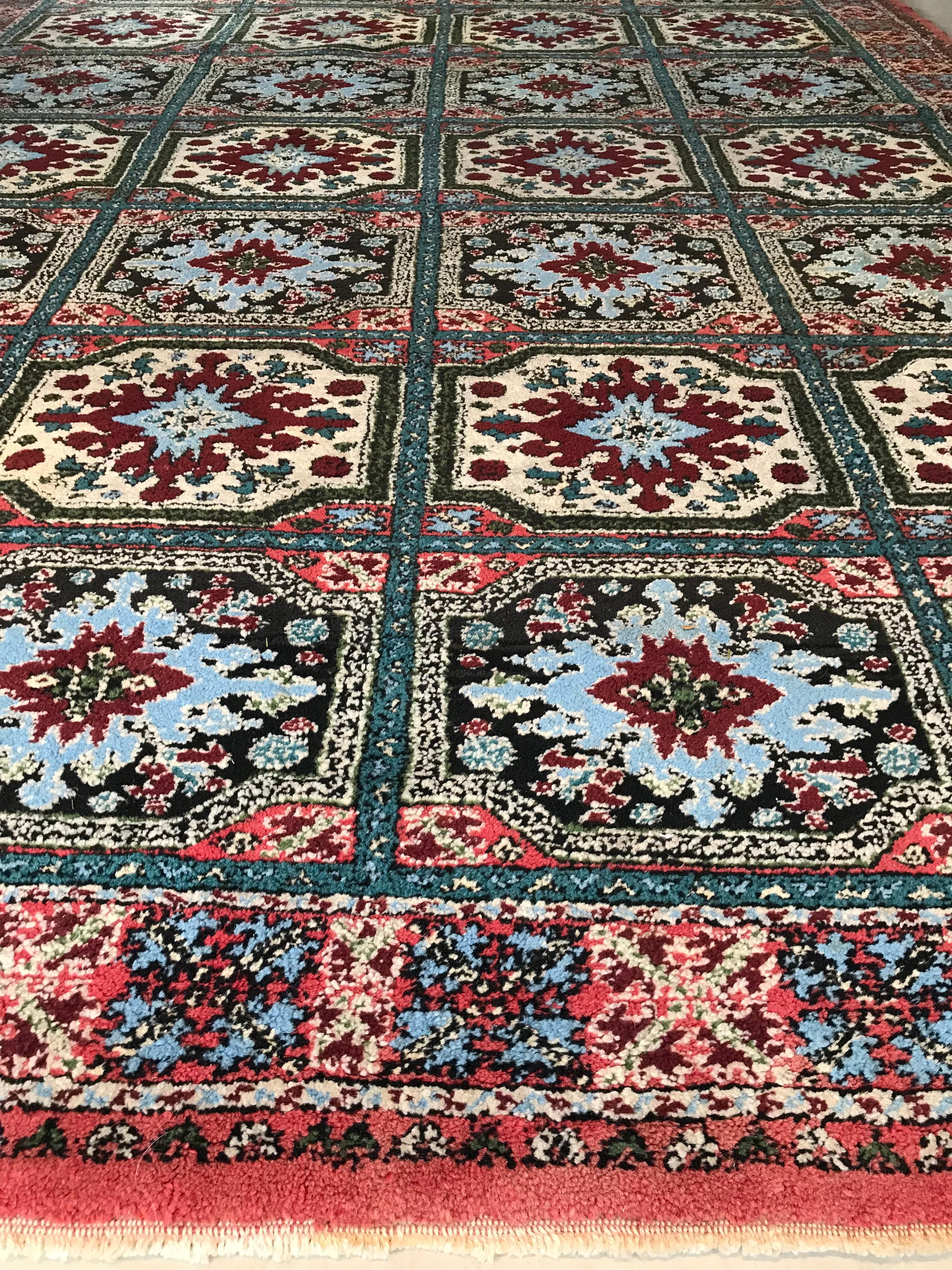 This handmade carpet is unique in its design, beauty and colour harmony and therefore 
a work of art in itself. 

Province: Berber 
Made in Morocco 
New wool, circa 1970. 
Approximate 250,000 knots per square metre. 
Carpet dimensions: 207 x