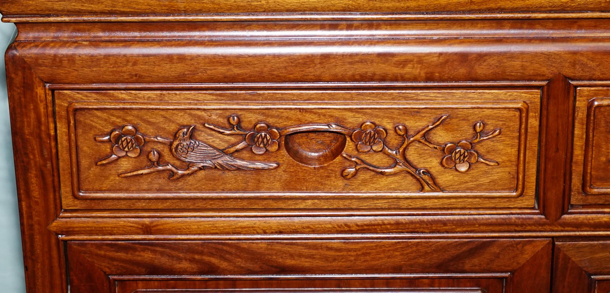 LARGE VINTAGE ORIENTAL CHINESE CARVED SOLID BOOKCASE DISPLAY CABINET WITH LiGHTS In Good Condition For Sale In Pulborough, GB