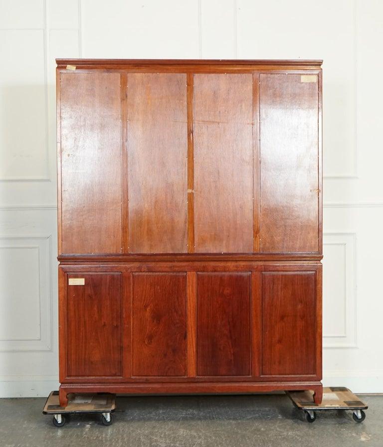 LARGE VINTAGE ORIENTAL CHINESE CARVED SOLID HARDWOOD BOOKCASE DISPLAY CABiNET For Sale 4