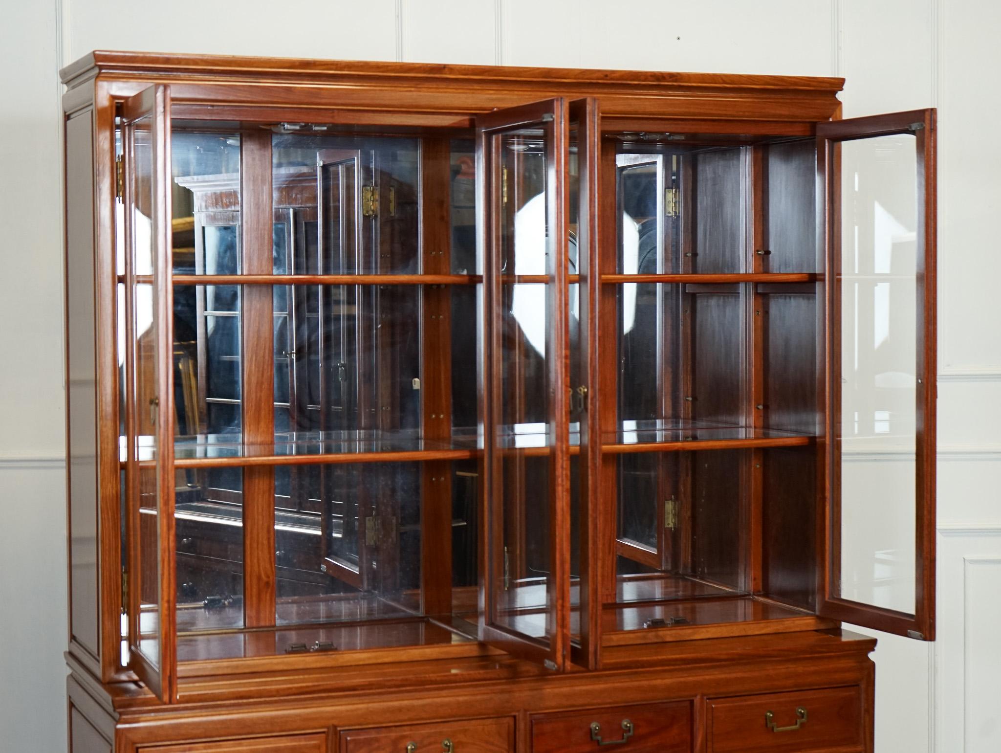LARGE VINTAGE ORIENTAL CHINESE CARVED SOLID HARDWOOD BOOKCASE DISPLAY CABiNET In Good Condition In Pulborough, GB