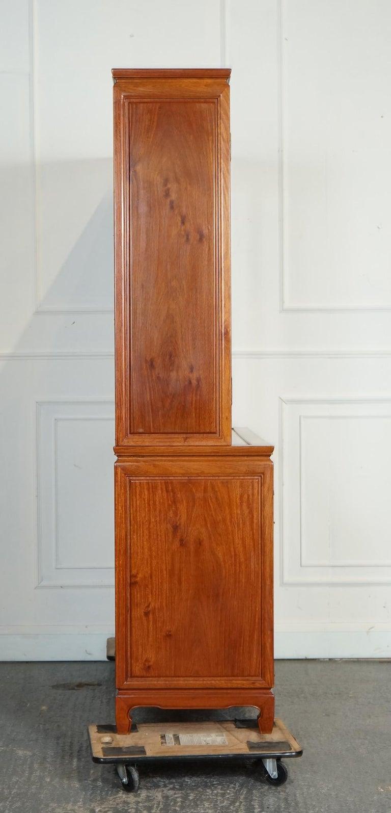 LARGE VINTAGE ORIENTAL CHINESE CARVED SOLID HARDWOOD BOOKCASE DISPLAY CABiNET In Good Condition For Sale In Pulborough, GB
