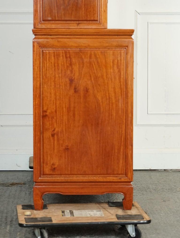 LARGE VINTAGE ORIENTAL CHINESE CARVED SOLID HARDWOOD BOOKCASE DISPLAY CABiNET For Sale 1