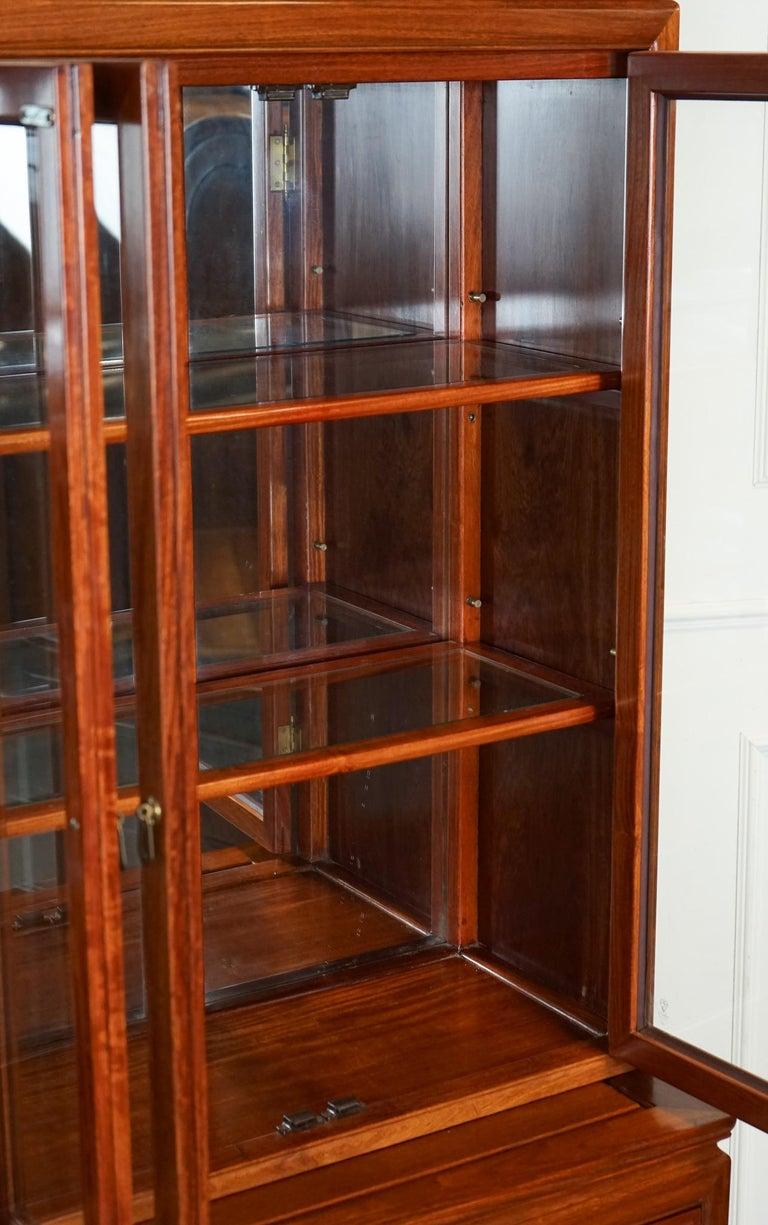LARGE VINTAGE ORIENTAL CHINESE CARVED SOLID HARDWOOD BOOKCASE DISPLAY CABiNET For Sale 2