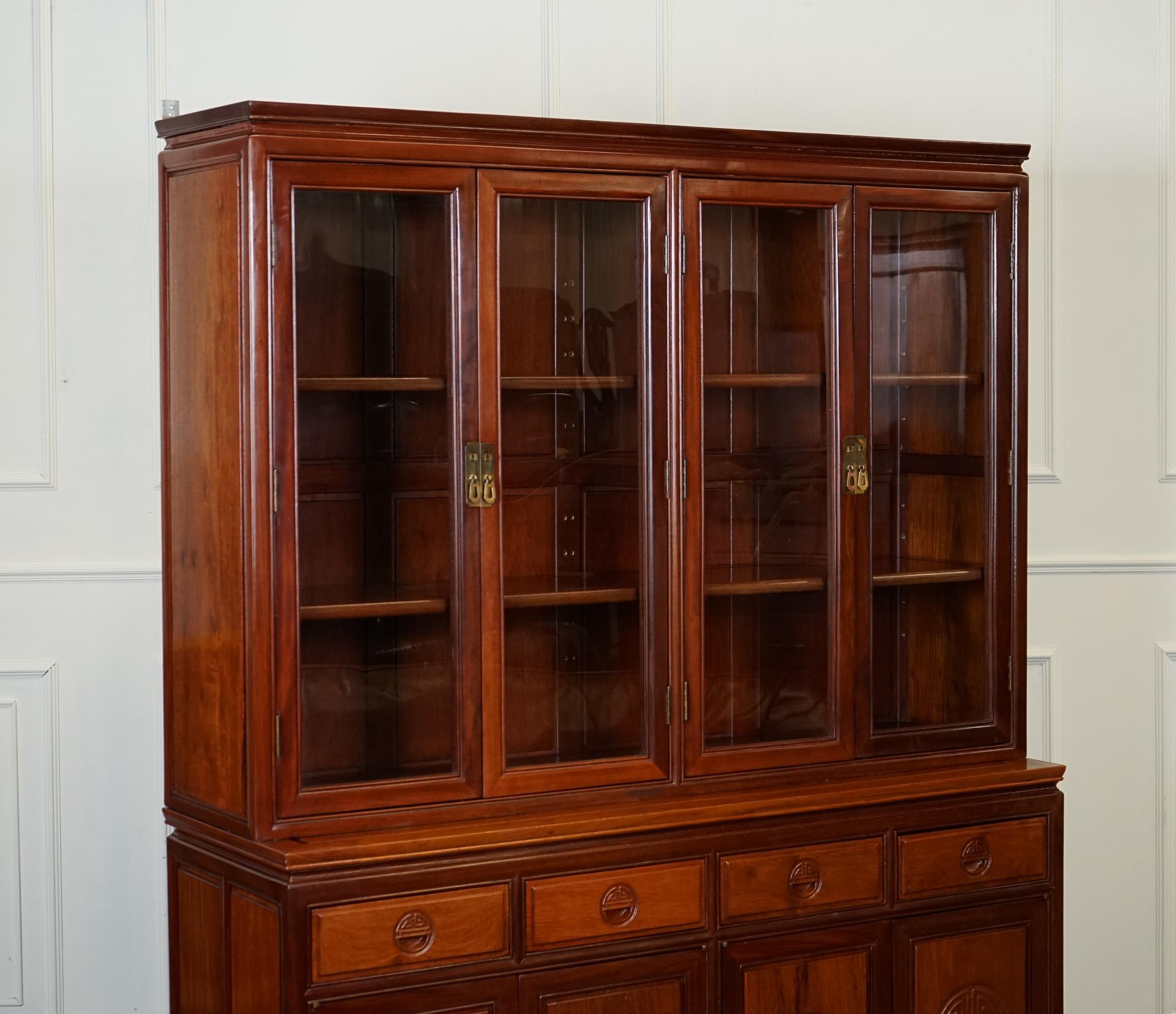 LARGE VINTAGE ORIENTAL CHiNESE CARVED SOLID HARWOOD BOOKCASE DISPLAY CABINET J1 In Good Condition For Sale In Pulborough, GB