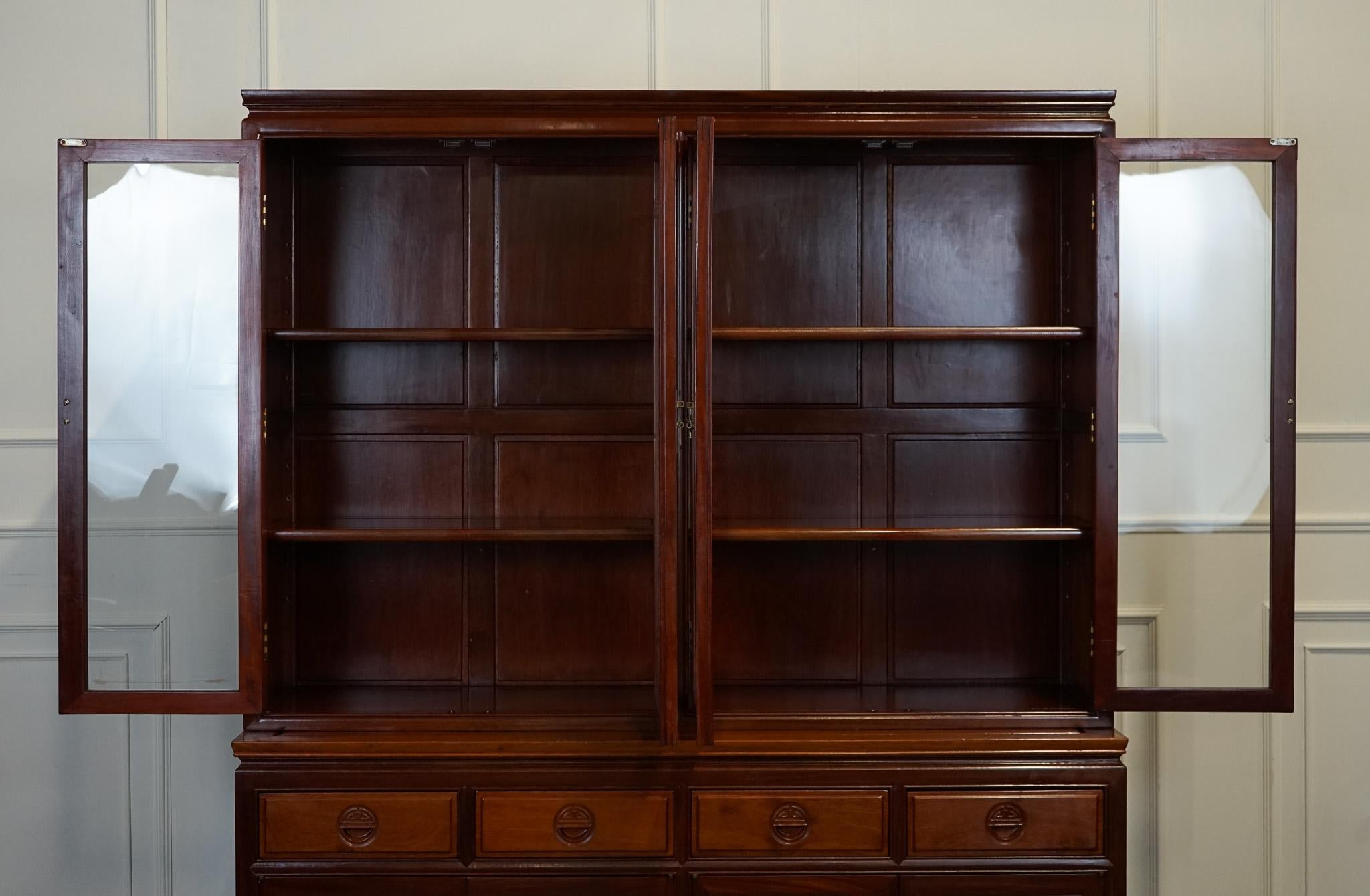 20ième siècle grande armoire à livres en bois massif Harwood sculpté d'origine irlandaise d'époque J1 en vente