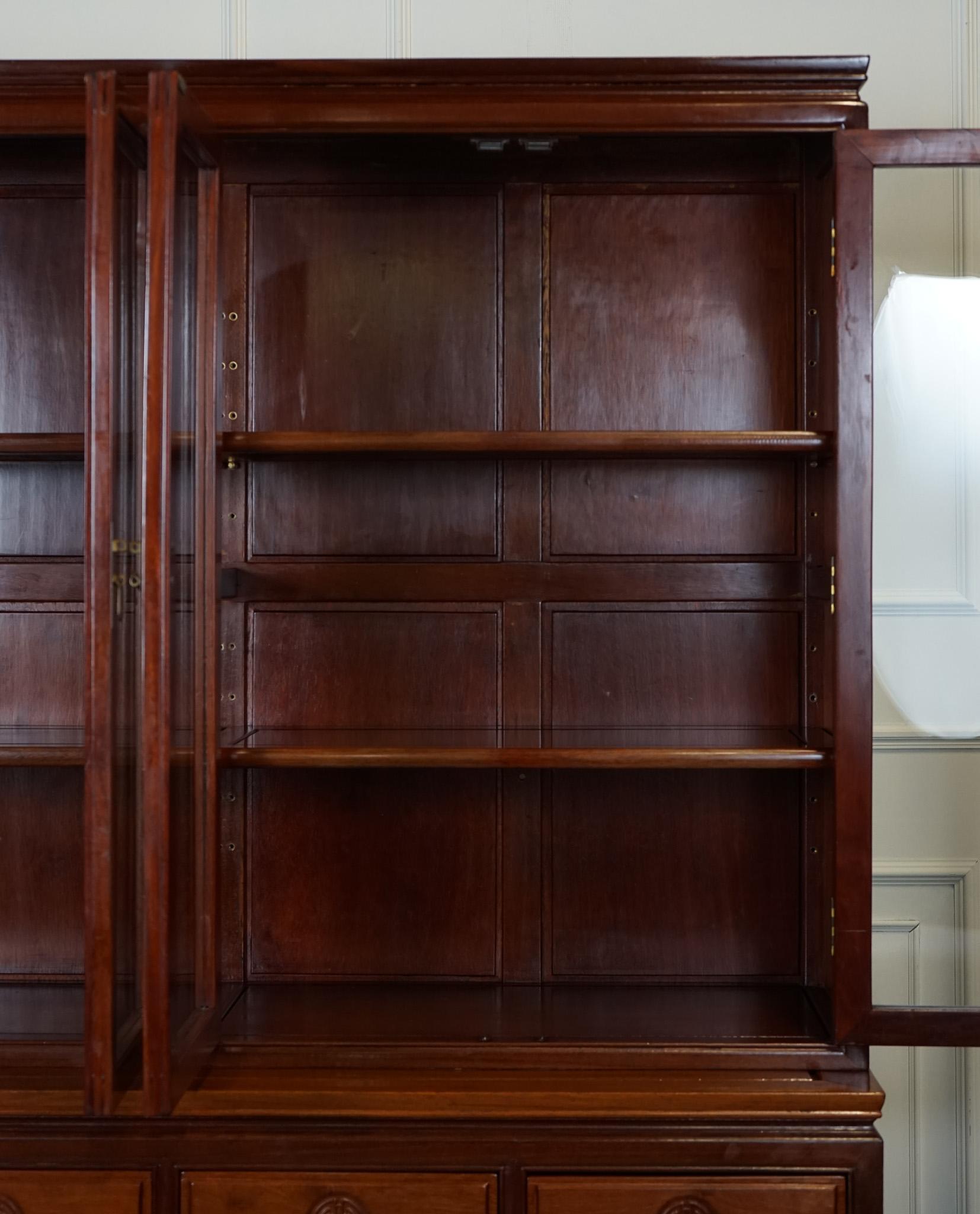 grande armoire à livres en bois massif Harwood sculpté d'origine irlandaise d'époque J1 en vente 1