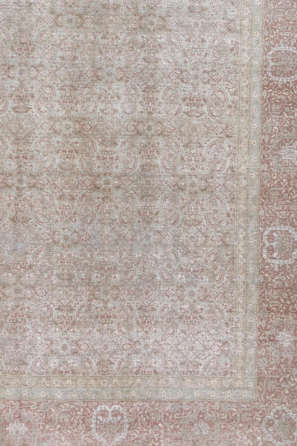 Alter: ca. 1940

Farben: gebrochenes Weiß, Taupe, Mauve, Hellgrau, Salbei

Stapel: niedrig

Abnutzungshinweise: 2

MATERIAL: Wolle auf Baumwolle

Zimmergroßer Vintage-Perserteppich mit einem All-Over-Muster. 

Vintage-Teppiche werden in