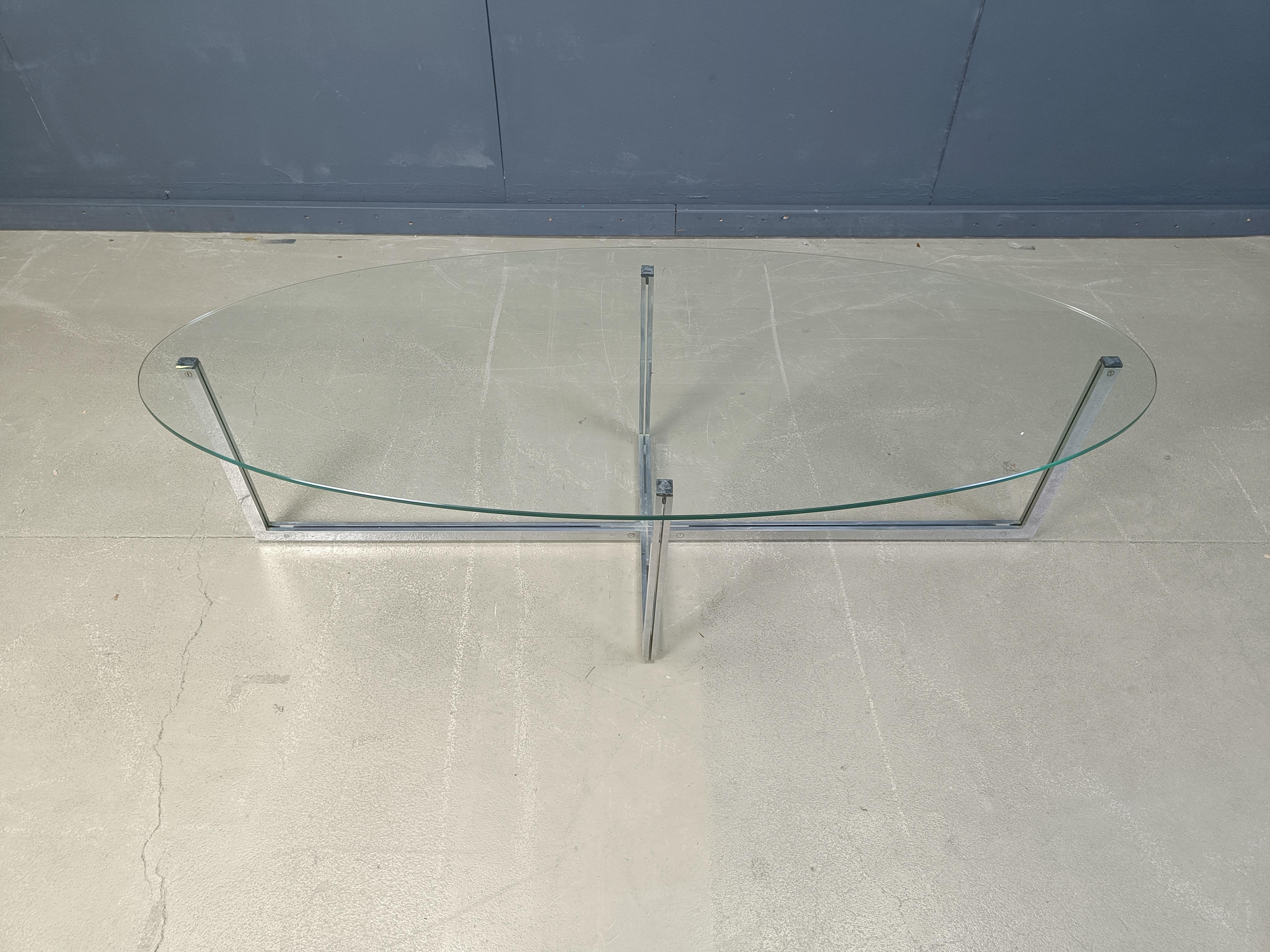 Grande table basse vintage ovale en verre clair et base en métal chromé.

Design/One intemporel, probablement fabriqué par Roche Bobois

Années 1970 - France

Bon état

Dimensions :
Hauteur : 49 cm
Largeur : 170cm
Profondeur : 70cm

Réf. :