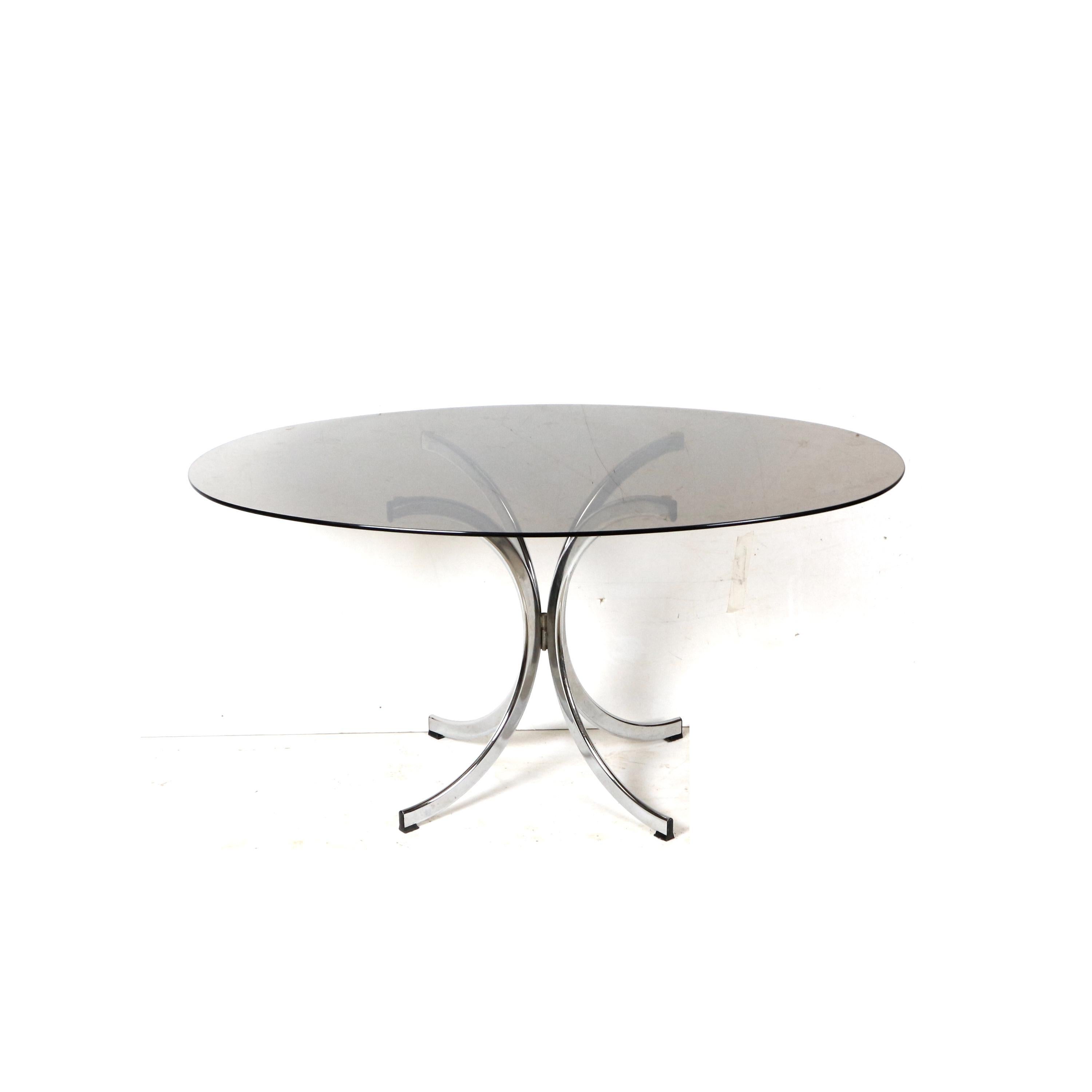 Großer ovaler Esstisch aus Glas aus den 70er Jahren.

Abmessungen:
Länge: 150 cm
Tiefe: 95,5 cm
Höhe: 74.5 cm
