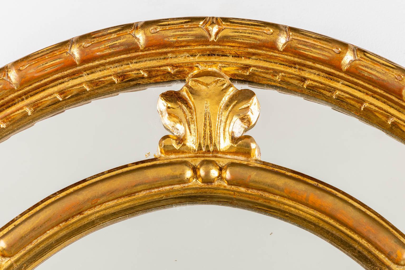 Néoclassique Grand miroir ovale vintage de style néoclassique avec cadre doré par Deknudt en vente