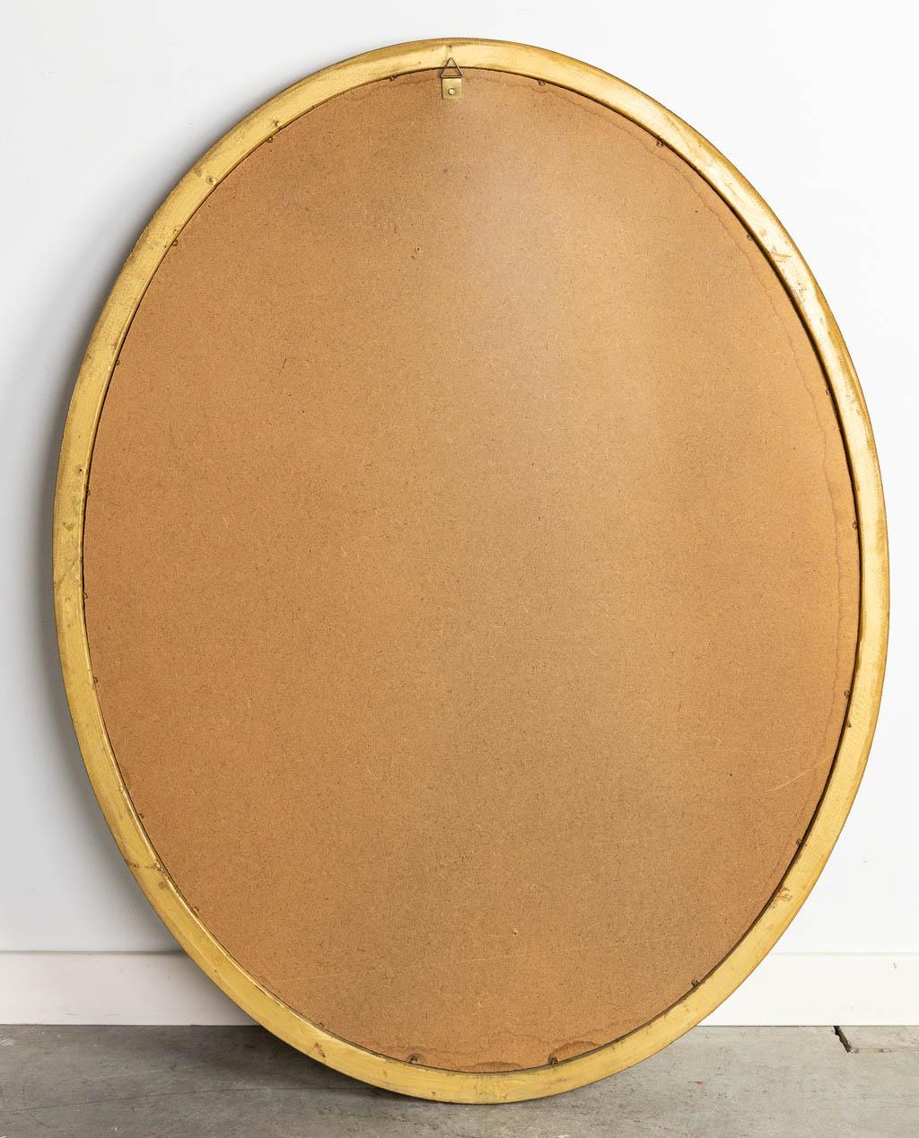 Belge Grand miroir ovale vintage de style néoclassique avec cadre doré par Deknudt en vente