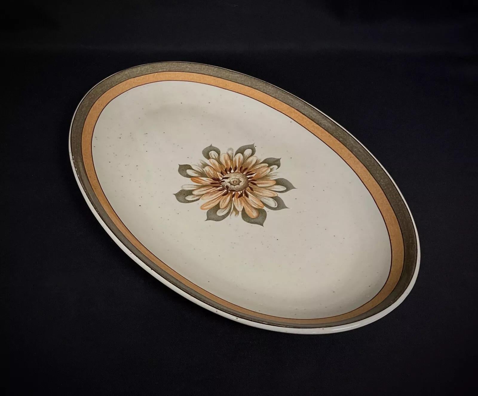 Ce grand plat de service ovale en grès provient de la poterie CNP Vallée dans le centre de la France, fabriquée au 20e siècle. Il est décoré d'une glaçure Grand Feu, une technique de cuisson à haute température qui met en valeur sa finition riche et