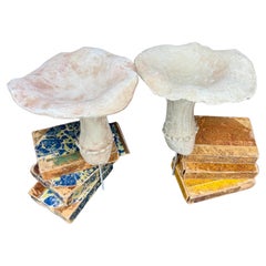 Grande coppia vintage di due funghi ornamentali da giardino in calcestruzzo