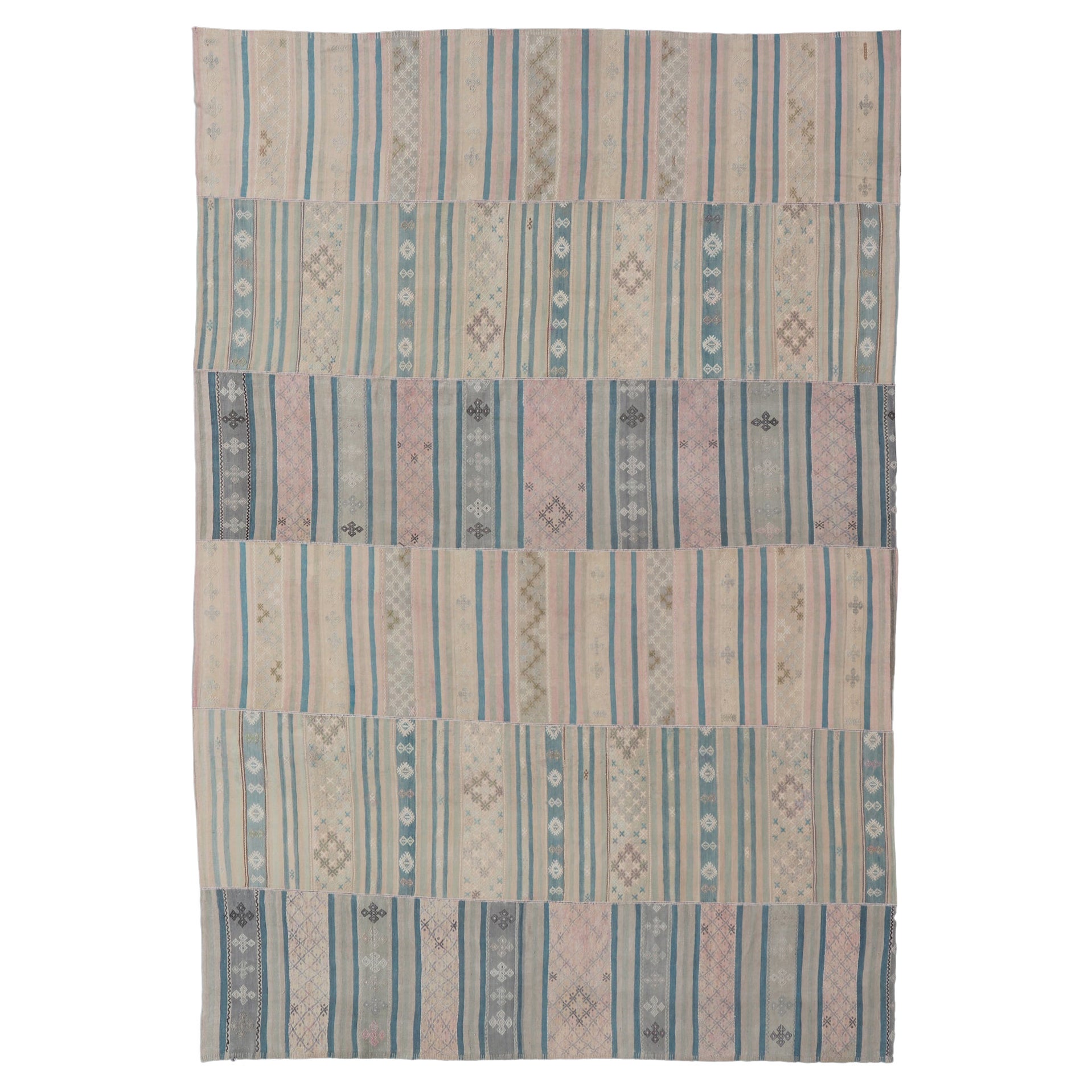 Großes Flachgewebe-Kelim-Flatgewebeteppich in Blau, Rosa, Taupe, Grau, Hellbraun