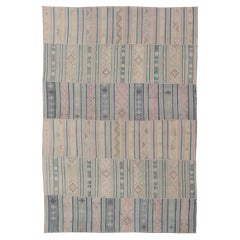 Großes Flachgewebe-Kelim-Flatgewebeteppich in Blau, Rosa, Taupe, Grau, Hellbraun