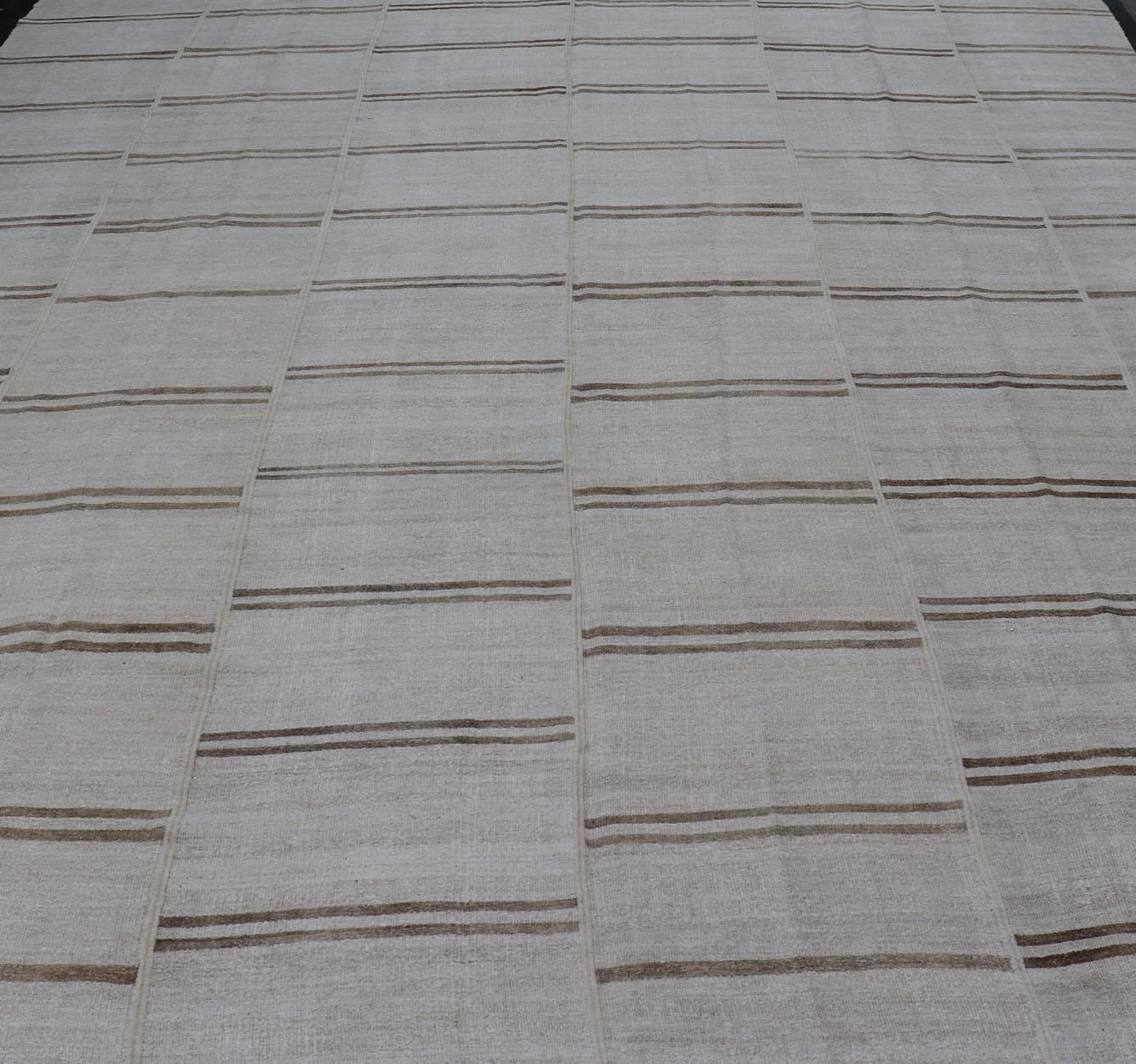 Großer getäfelter Kilim-Flachgewebe-Streifen in neutralen Creme- und Brauntönen im Angebot 3